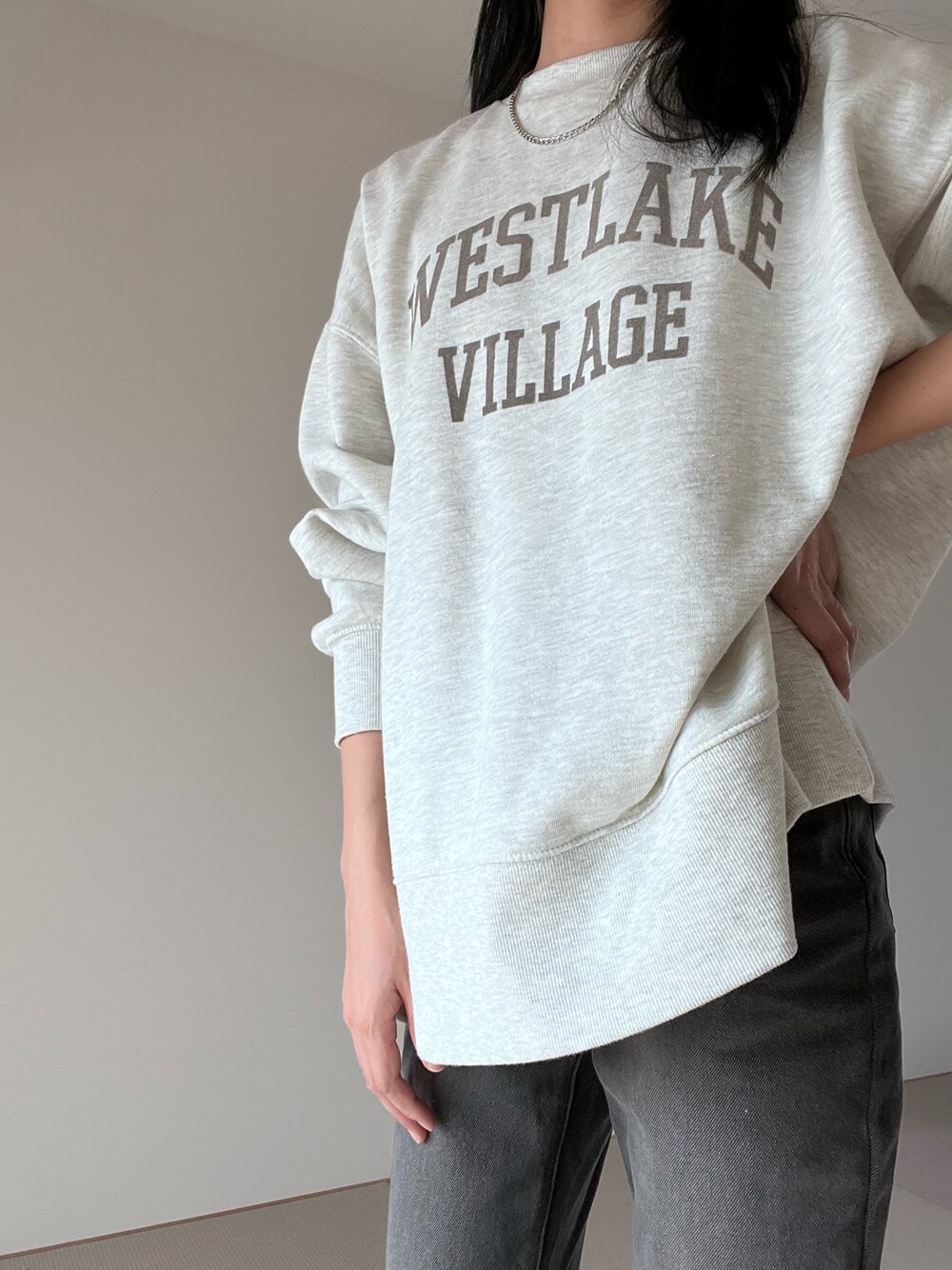 「雨、子どもと遊ぶ」｜「Green　Parksの裏起毛フロッキーロゴプルオーバー（Tシャツ/カットソー、グレー系）」を使った、Piiiiさん（レディース・158cm）の春コーディネートの1枚目の写真