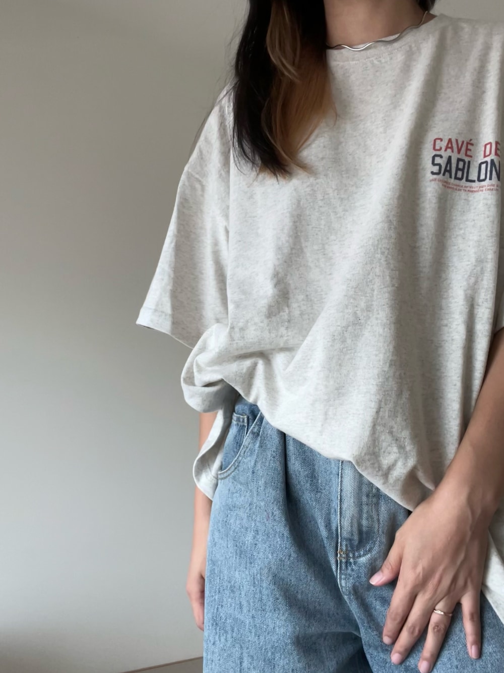 オレンジ系のTシャツ/カットソー、ブルー系のデニムパンツを着用したレディースの秋コーディネートの1枚目の写真