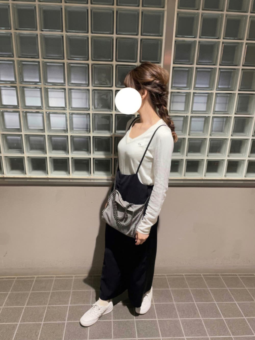 「ニット、ブラック、ホワイト、ニューバランス、スニーカーコーデ、ヘアアレンジ、ラフ、大人女子、プチプラコーデ、モノトーンコーデ、着回しコーデ、秋冬コーデ」｜「NEW BALANCEのWRT300（スニーカー、ホワイト系）」を使った、nanaさん（レディース・156cm）の秋コーディネートの1枚目の写真