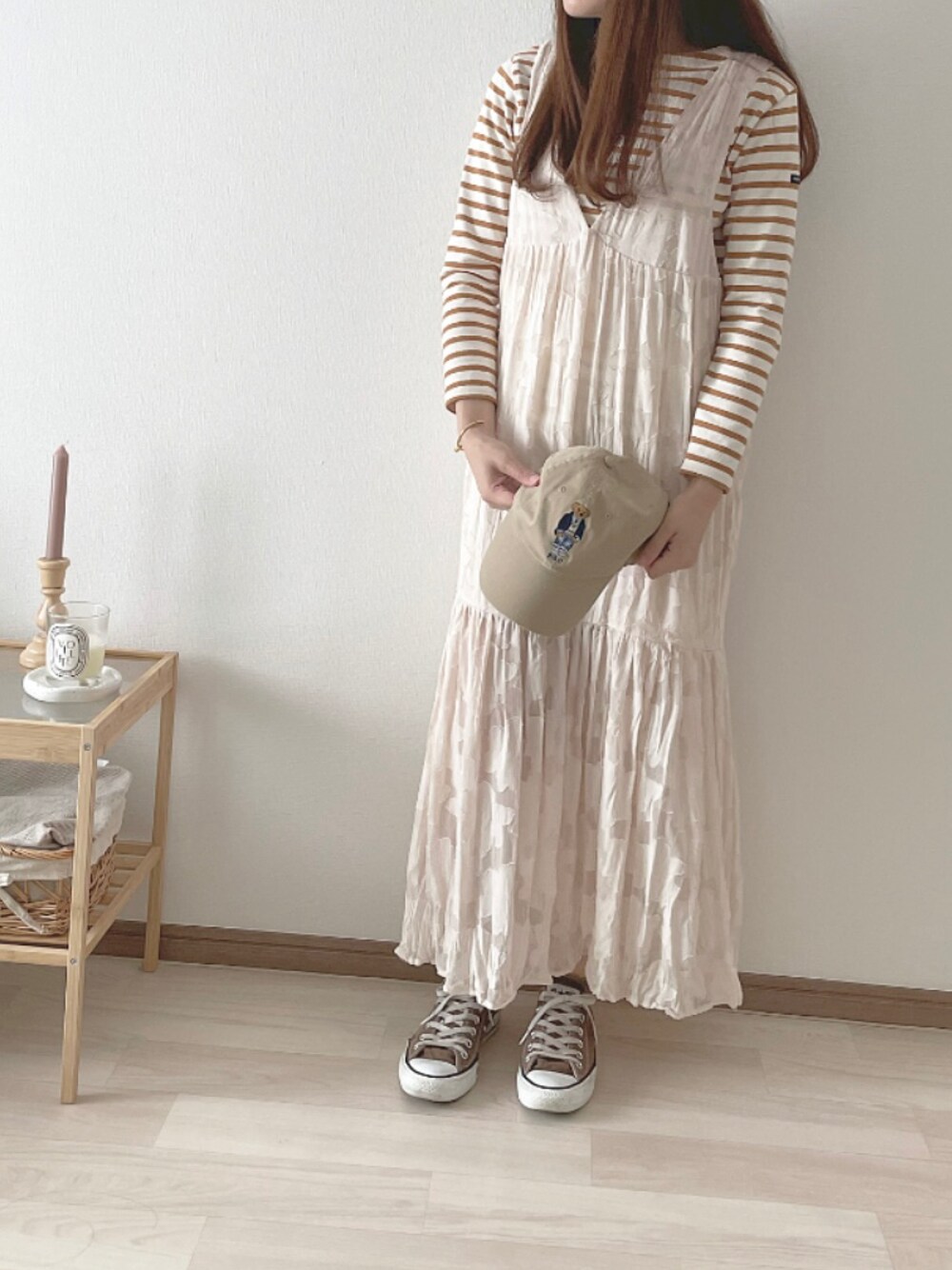 「シンプルコーデ、秋カラー、秋コーデ、淡色コーデ、ベージュ、ロングワンピース、骨格ウェーブ、おしゃれさんと繋がりたい、いいね、save、フォローお願いします🤑、ボーダー、ワンピース、ワンピース×スニーカー、スニーカー、ブラウン、キャップ」｜「CONVERSEのコンバースを脱色して、ブラウンにしました（スニーカー、ブラウン系）」を使った、nanaさん（レディース・156cm）の秋コーディネートの1枚目の写真