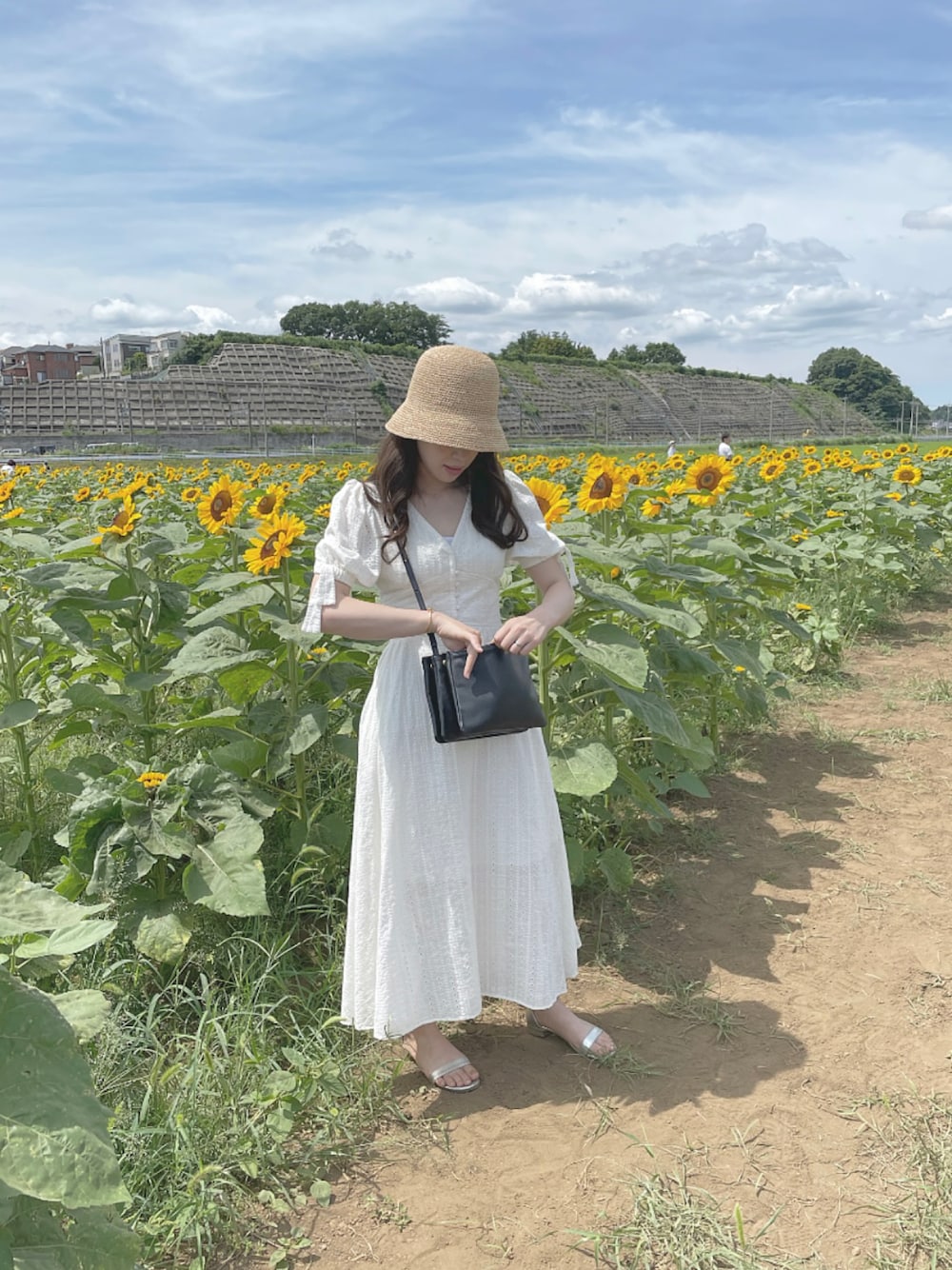 「ひまわり畑、白ワンピース、帽子、ワンピース、夏、夏コーデ、麦わらハット、麦わら帽子、レースワンピース、サンダル、骨格ウェーブ、ロングワンピース」｜「BEAUTY&YOUTH UNITED ARROWSのアイテム（サンダル、シルバー系）」を使った、nanaさん（レディース・156cm）の夏コーディネートの1枚目の写真