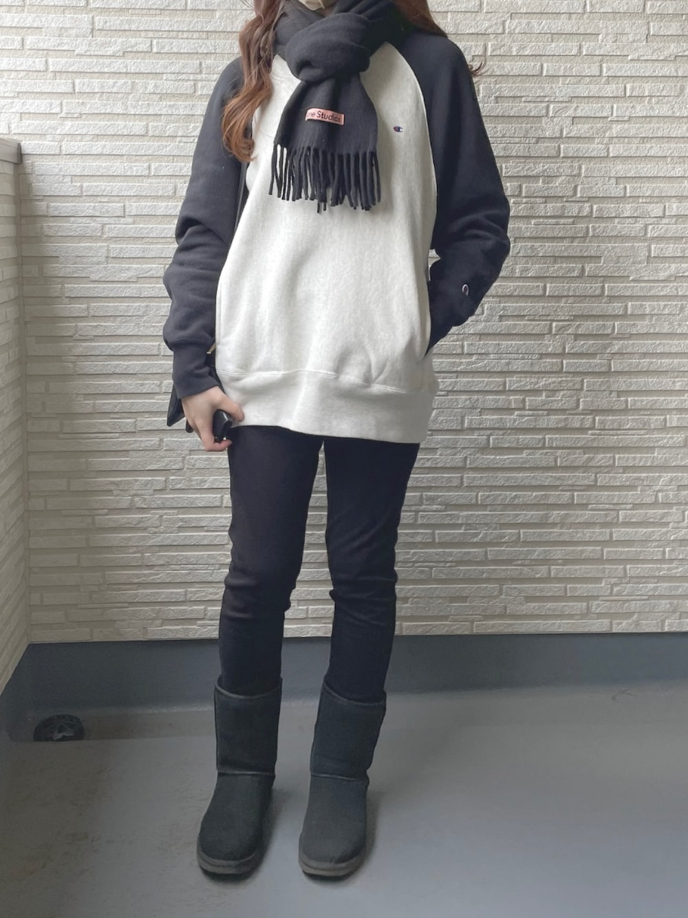 「おしゃれさんと繋がりたい、マフラー、シンプル、ラクチンコーデ、オーバーサイズ、シンプルコーデ、ブラック、ムートンブーツ、スウェット、トレーナー、スキニーデニム」｜「UGGの【UGG】 アグ レディース シープスキン ブーツ 「CLASSIC SHORT」（ブーツ、ブラック系）」を使った、nanaさん（レディース・156cm）の冬コーディネートの1枚目の写真