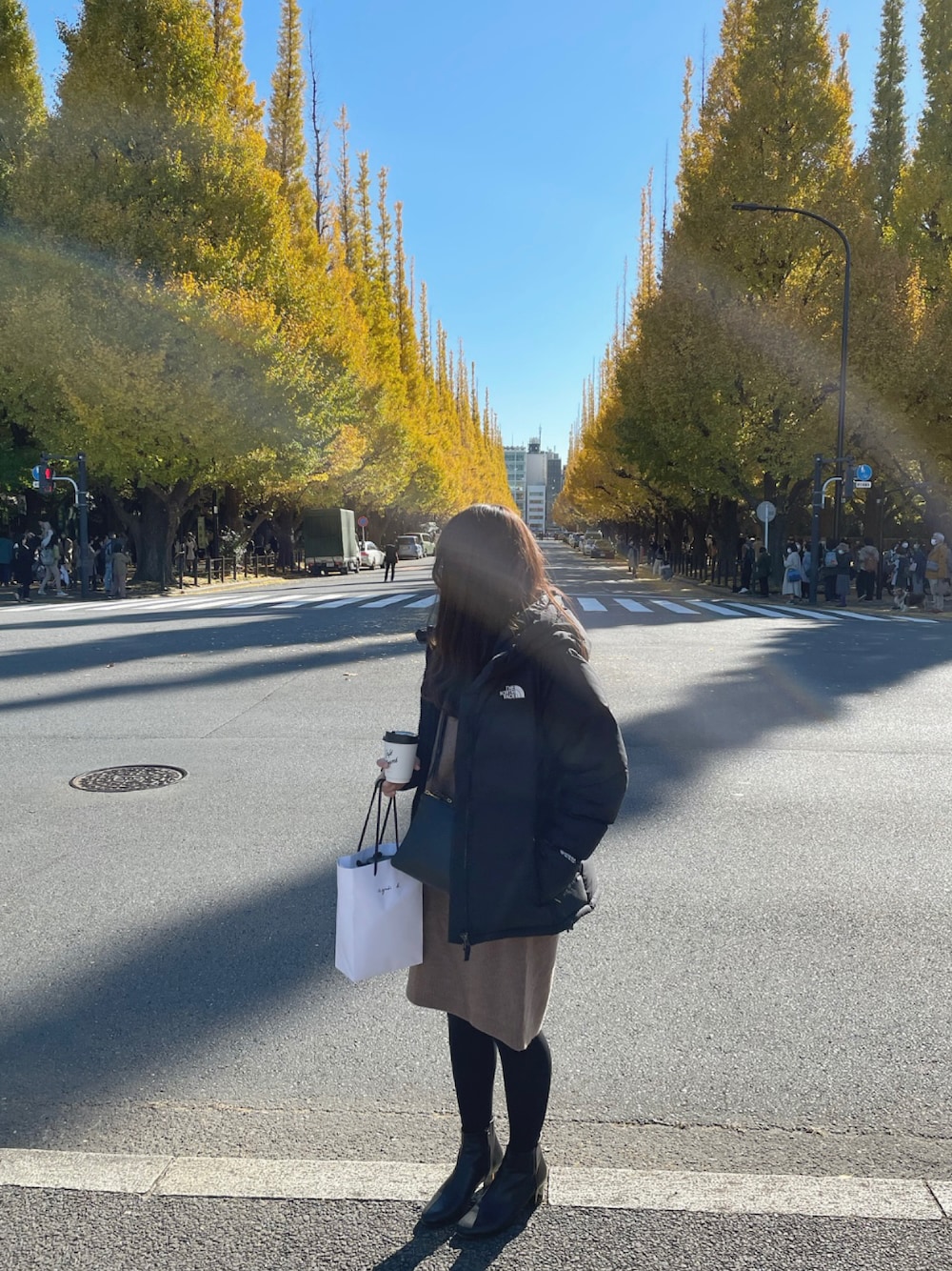 ブラック系のダウンジャケット/コートを着用したレディースの秋コーディネートの1枚目の写真