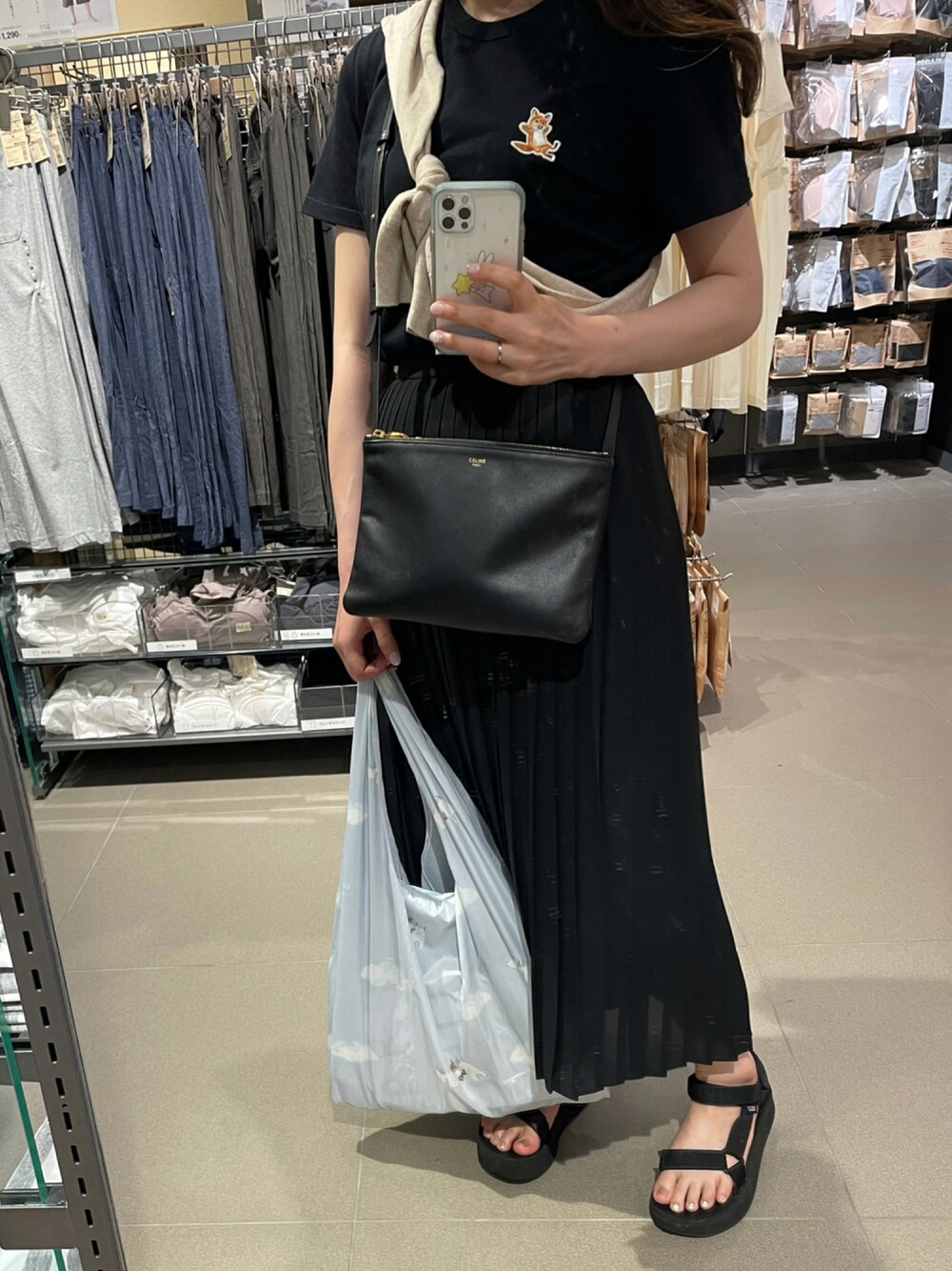 ブラック系のサンダル、ブラック系のスカート、ブラック系のショルダーバッグを着用したレディースの夏コーディネートの1枚目の写真