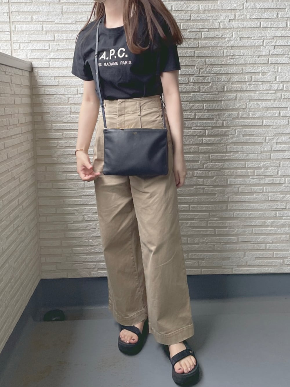 「ラクチンコーデ、着回しコーデ、カジュアルコーデ、夏コーデ、カラーコーデ、サンダル、Tシャツ、ロゴT、ユニクロ、夏、シンプルコーデ、いいね、save、フォローお願いします🤑、夏だ！Tシャツ着よう！」｜「A.P.C.のアイテム（Tシャツ/カットソー、ブラック系）」を使った、nanaさん（レディース・156cm）の夏コーディネートの1枚目の写真
