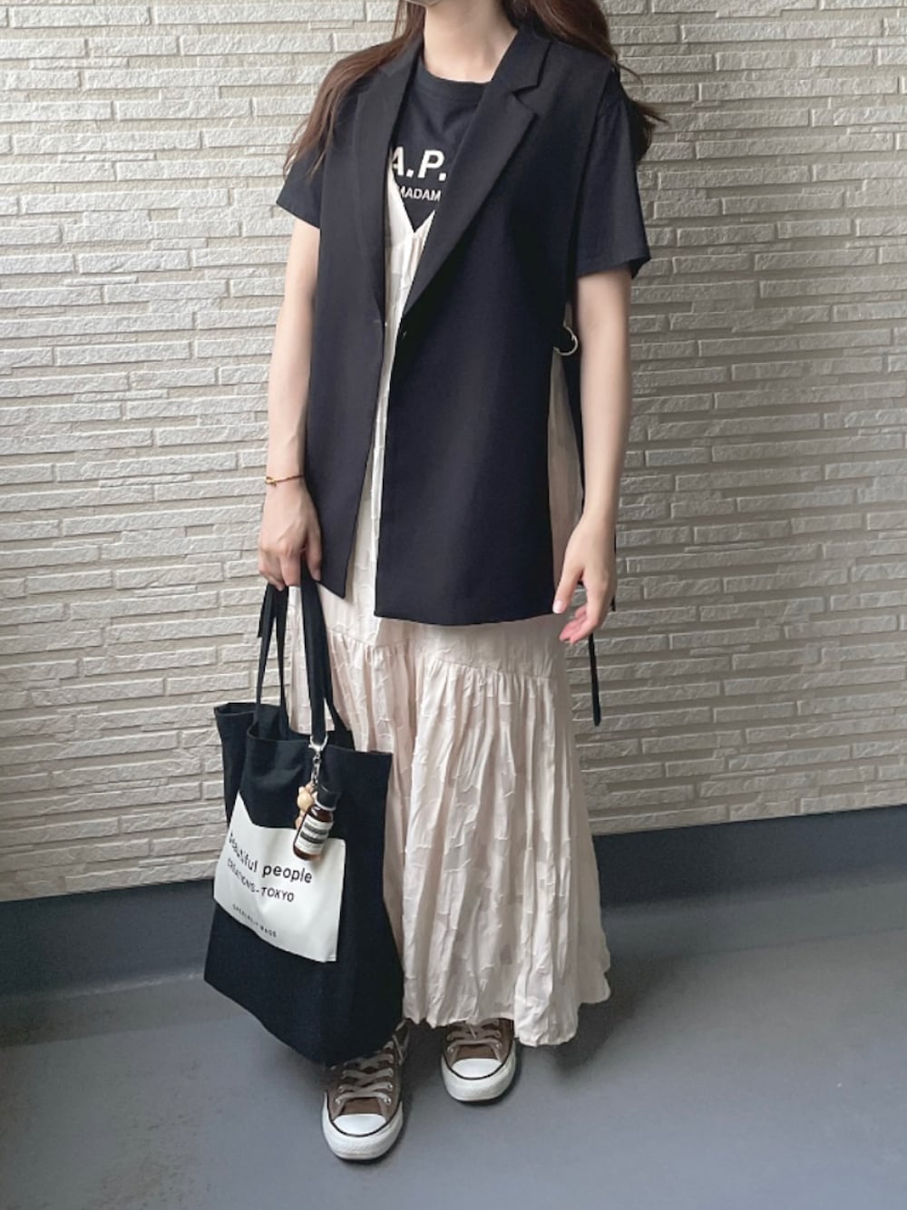 「秋先取りコーデ、大人女子、お洒落さんとつながりたい、お出かけコーデ、ベスト、ジレ、ベージュ、ブラック、シンプル、ロゴT、ワンピース×スニーカー、ワンピース、トートバッグ」｜「CONVERSEのコンバースを脱色して、ブラウンにしました（スニーカー、ブラウン系）」を使った、nanaさん（レディース・156cm）の秋コーディネートの1枚目の写真