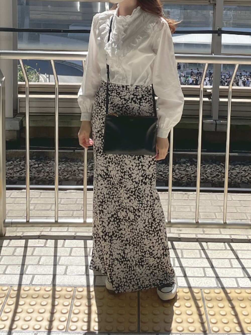 「秋コーデ、大人女子、おしゃれさんと繋がりたい、ootd、いいね、save、フォローお願いします🤑、ショルダーバッグ、スニーカー、スニーカーコーデ、ブラウス、シンプルコーデ」｜「FREAK'S STOREのレーススタンドカラーブラウス(バンドカラーシャツ/ロマンティックトップス/ドレスシャツ)（シャツ/ブラウス、ホワイト系）」を使った、nanaさん（レディース・156cm）の秋コーディネートの1枚目の写真