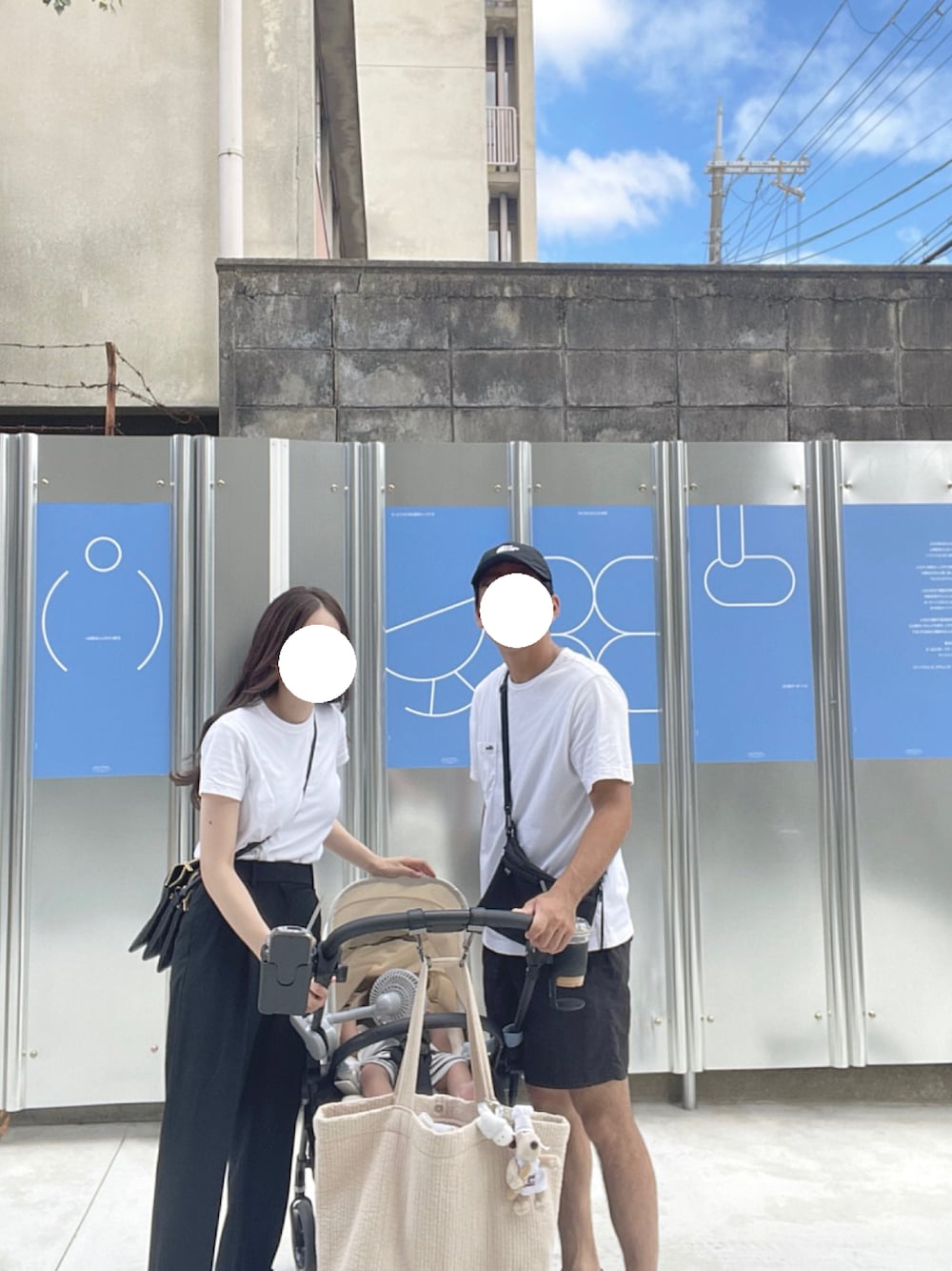 「パンツスタイル、モノトーン、骨格ウェーブ、UNIQLO、ママコーデ、ママ＆息子」｜「UNIQLOのクルーネックT（半袖）（Tシャツ/カットソー、ホワイト系）」を使った、nanaさん（レディース・156cm）の秋コーディネートの1枚目の写真
