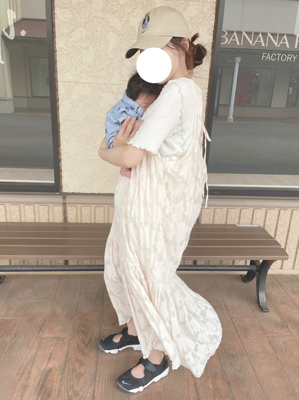 「休日スタイル、ラクチンコーデ、ootd、ワンピース、ママコーデ、淡色女子、骨格ウェーブ、リンクコーデ」｜「NIKEのNIKE / エアリフト 22SS（スニーカー、ブラック系）」を使った、nanaさん（レディース・156cm）の夏コーディネートの1枚目の写真