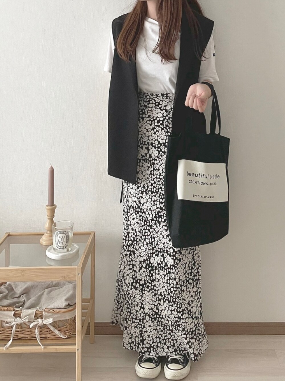 「秋コーデ、秋服、ZARA、ロングスカート、スニーカー、花柄、ベスト、ジレ、シンプル、トートバッグ」｜「CONVERSEのCONVERSE コンバース オール スター ジャパン オックス / ALL STAR J OX (BLACK) 32167431（スニーカー、ブラック系）」を使った、nanaさん（レディース・156cm）の夏コーディネートの1枚目の写真