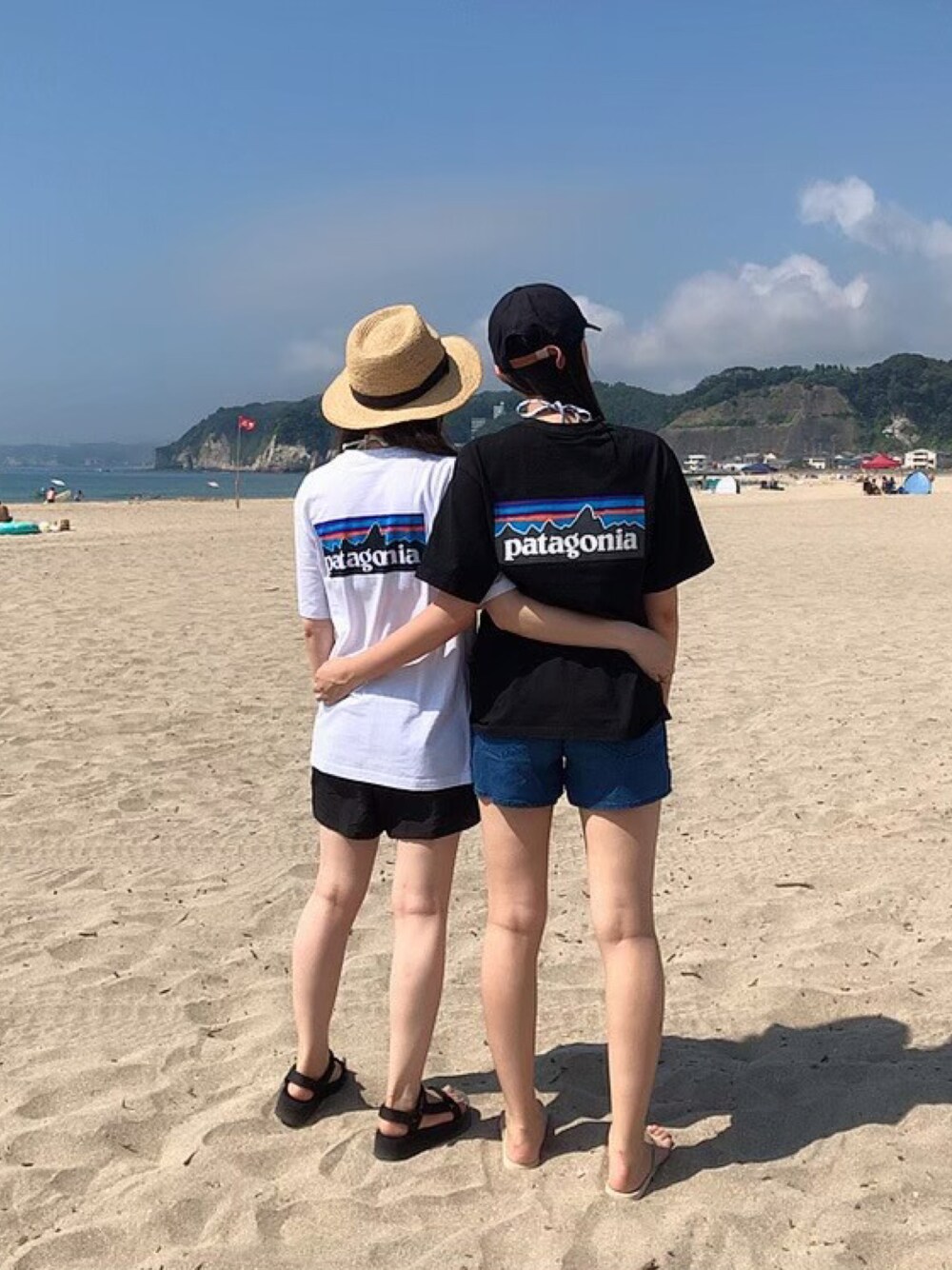 「シンプルコーデ、モノクロ、ラフ、海、夏、夏だ！Tシャツ着よう！、パタゴニア、いいね、save、フォローお願いします🤑」｜「patagoniaの＜patagonia（パタゴニア）＞ロゴTシャツΨ（Tシャツ/カットソー、ブラック系）」を使った、nanaさん（レディース・156cm）の夏コーディネートの1枚目の写真