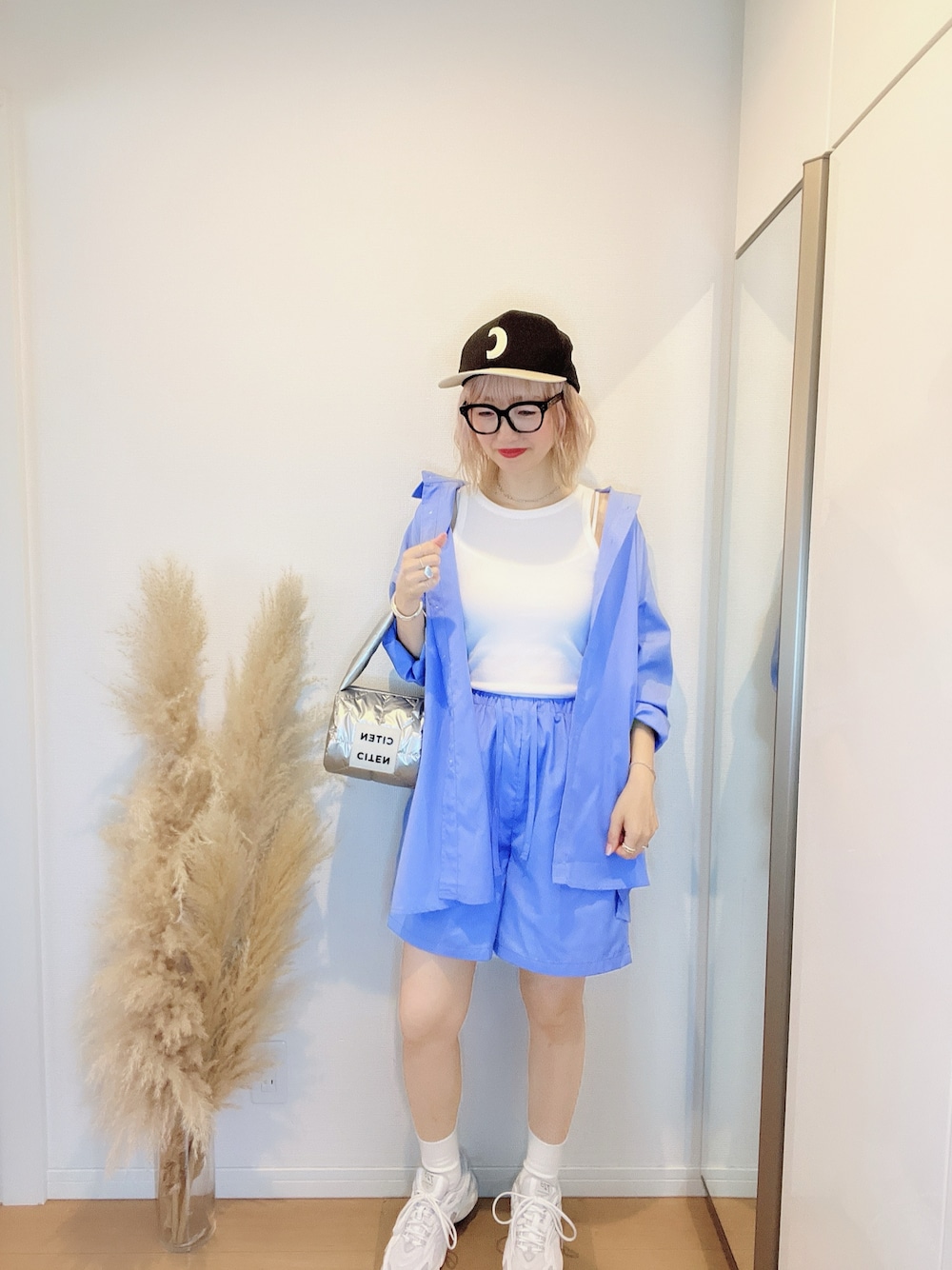 「韓国ファッション、夏コーデ、大人可愛い、ハーフパンツ、カジュアル、オトナカジュアル、オトナ女子、ママコーデ、キャップ、スニーカー、セットアップ、シャツスタイル、ootd、outfit、今日のコーデ」｜「Ch!iii BAGのアイテム（キャップ、ブルー系）」を使った、E♡RIさん（レディース・160cm）の夏コーディネートの1枚目の写真