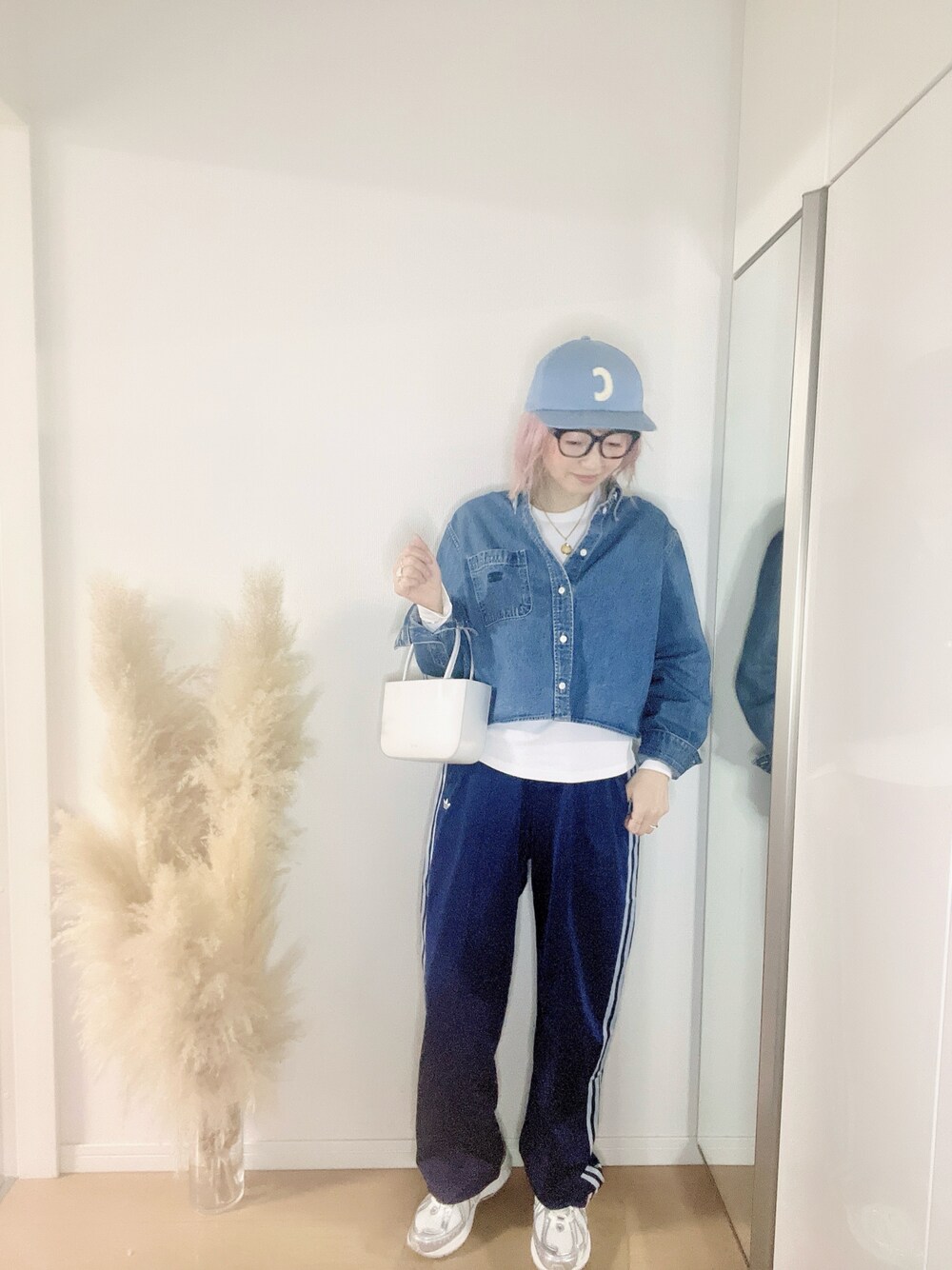 「春のNewスタイル、春、オトナカジュアル、楽チンコーデ、大人女子、休日スタイル、今日のコーデ、ママコーデ、カジュアル、ootd、outfit、キャップ、めがね、シャツスタイル、スニーカー」｜「Ch!iii BAGのアイテム（キャップ、ブルー系）」を使った、E♡RIさん（レディース・160cm）の春コーディネートの1枚目の写真