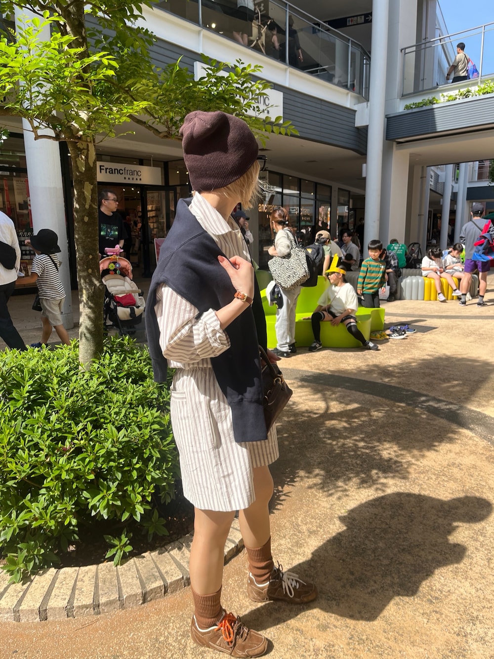 「最近のいい感じコーデ、セットアップ、春夏、シャツスタイル、ママコーデ、40代ファッション、ブラウン、ニット帽、オトナカジュアル、オトナ女子、カジュアル、メガネ女子、ootd、outfit、ショートパンツ」｜「CANAL JEANのHARING　PAJAMAショートパンツ（その他パンツ、ブラウン系）」を使った、E♡RIさん（レディース・160cm）の春コーディネートの1枚目の写真