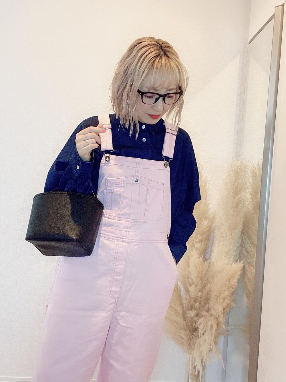「春色、春、春夏コーデ、カラーコーデ、オトナ女子、カジュアル、デニムコーデ、パステル映える春、ママコーデ、オーバーオール、サロペット、デニム、ootd、オトナカジュアル」｜「niko and...の[niko and ...JEANS 2022SS]ドロップビッグデニムシャツ（シャツ/ブラウス、ブルー系）」を使った、E♡RIさん（レディース・160cm）の春コーディネートの1枚目の写真