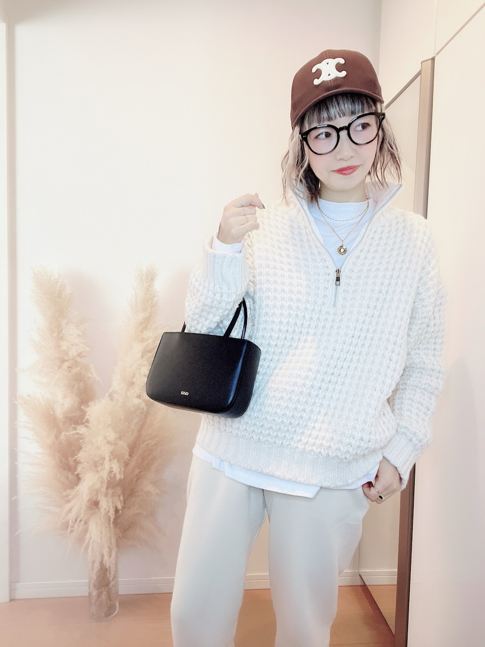 「大人カジュアル、シンプルコーデ、カジュアル、ワントーンコーデ、ホワイト、ootd、outfit、ママコーデ、40代ファッション、冬コーデ」｜「CELINEのアイテム（キャップ、ブラウン系）」を使った、E♡RIさん（レディース・160cm）の冬コーディネートの1枚目の写真