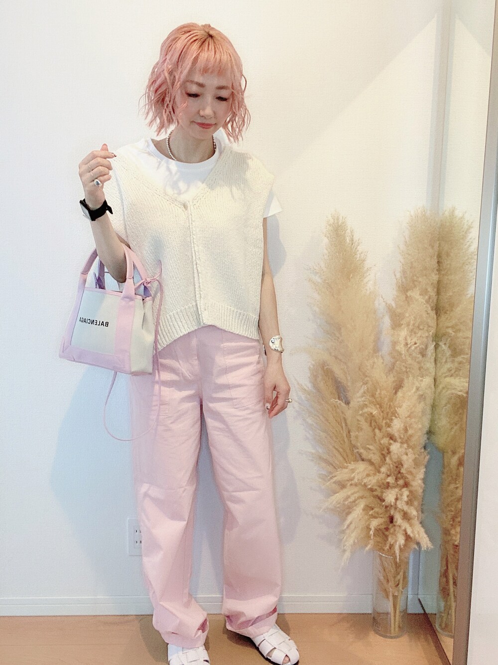 「大人カジュアル、今日のコーデ、カジュアル、大人女子、パンツコーデ、オトナカワイイ、春コーデ、春夏コーデ、夏コーデ、ピンク、ベスト、サンダル、ママコーデ、ootd」｜「CANAL JEANのEl mar(エルマール) 2WAYコットンニットベスト（ベスト、ホワイト系）」を使った、E♡RIさん（レディース・160cm）の夏コーディネートの1枚目の写真