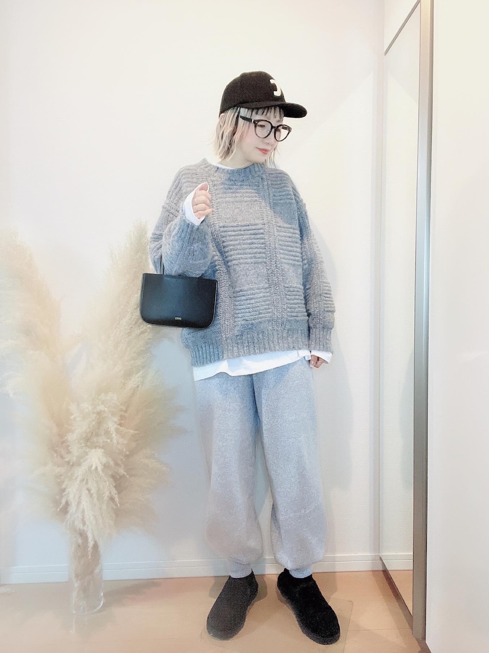 「大人カジュアル、大人女子、ootd、冬、グレー、カジュアル、キャップ、めがね、ニット、ママコーデ、きれいめカジュアル、グレーコーデ」｜「Ch!iii BAGのアイテム（キャップ、ブラック系）」を使った、E♡RIさん（レディース・160cm）の冬コーディネートの1枚目の写真