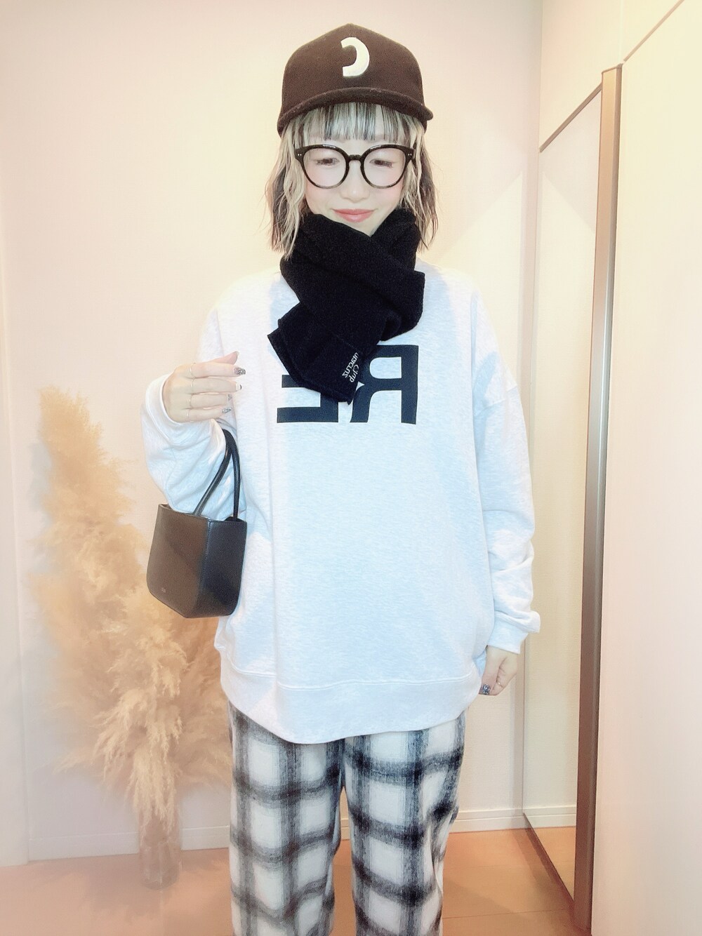 「ootd、outfit、カジュアル、カジュアルコーデ、オトナカジュアル、おしゃれさんと繋がりたい、モノトーンコーデ、ラクチンコーデ、パンツスタイル、ママコーデ、キャップ、メガネ女子」｜「Ch!iii BAGのアイテム（キャップ、ブラック系）」を使った、E♡RIさん（レディース・160cm）の冬コーディネートの1枚目の写真