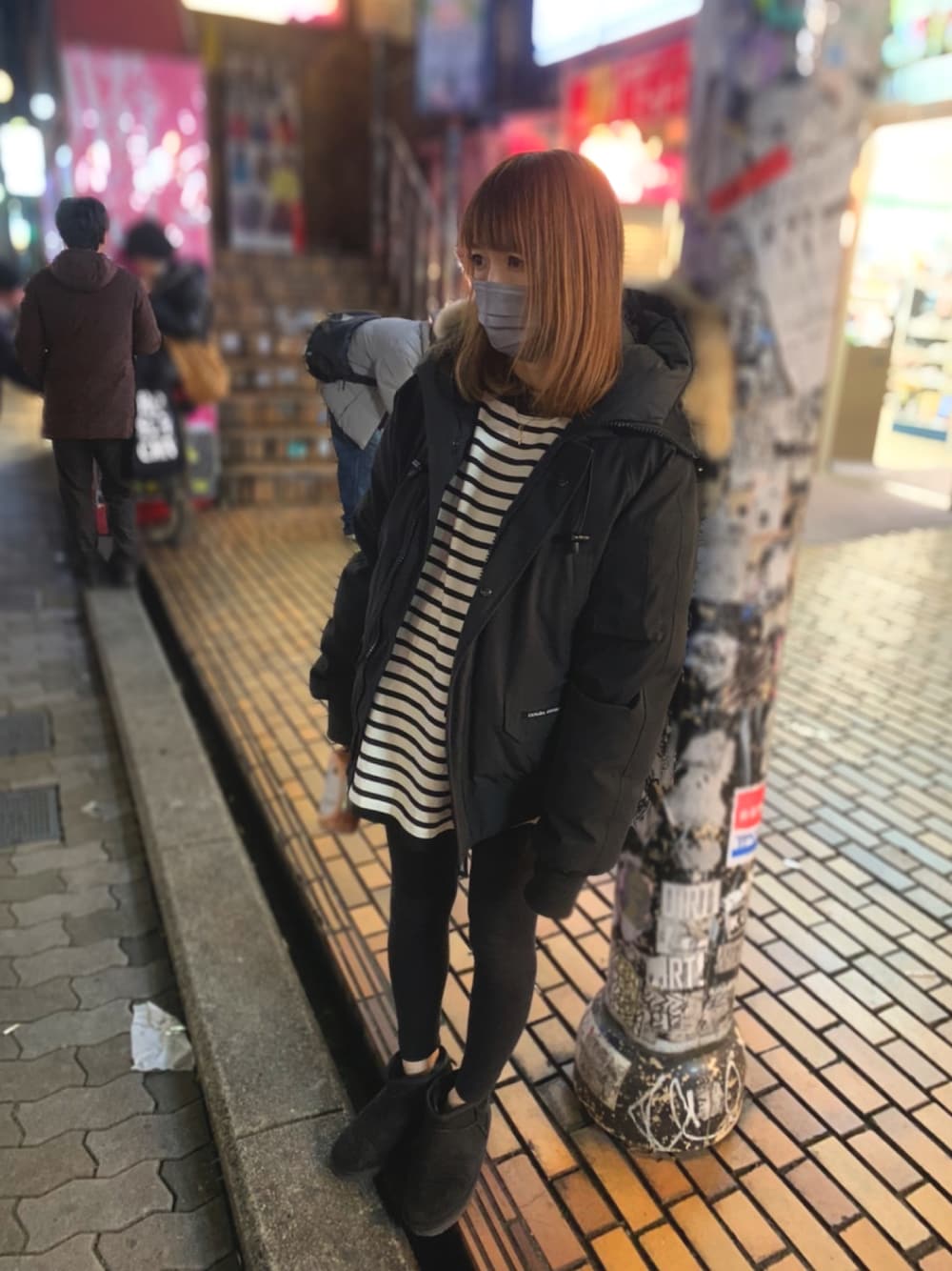 ブラック系のTシャツ/カットソー、ブラック系のブーツ、ブラック系のダウンジャケット/コートを着用したレディースの冬コーディネートの1枚目の写真