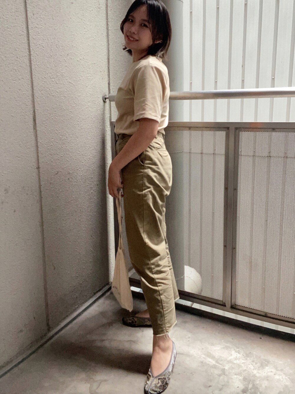 「大人カジュアル、秋のコーデ、カジュアル、休日スタイル、秋服準備はじめました、低身長、シンプル、ベロア、チビT、ヘルシー、大人女子、アースカラー、ベージュ、ワントーンコーデ、ワントーン」｜「LINEASTORIAの【エクステ】グリッターメッシュエクステ（60cm）（ウィッグ、その他）」を使った、えかさん（レディース・153cm）の秋コーディネートの1枚目の写真