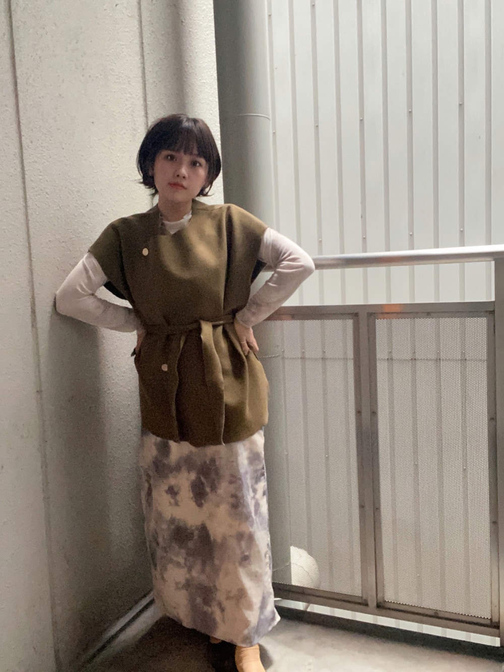 「ビッグシルエット、トレンド、レイヤード、秋のコーデ、タイダイ柄、オーバーサイズ、大人カジュアル、カーキ、オリーブ、ootd、韓国ファッション、オータムカラー、着回し抜群、selectmoca、秋服準備はじめました」｜「LINEASTORIAの【フルウィッグ・ショート】ラテショート（ウィッグ、その他）」を使った、えかさん（レディース・153cm）の秋コーディネートの1枚目の写真