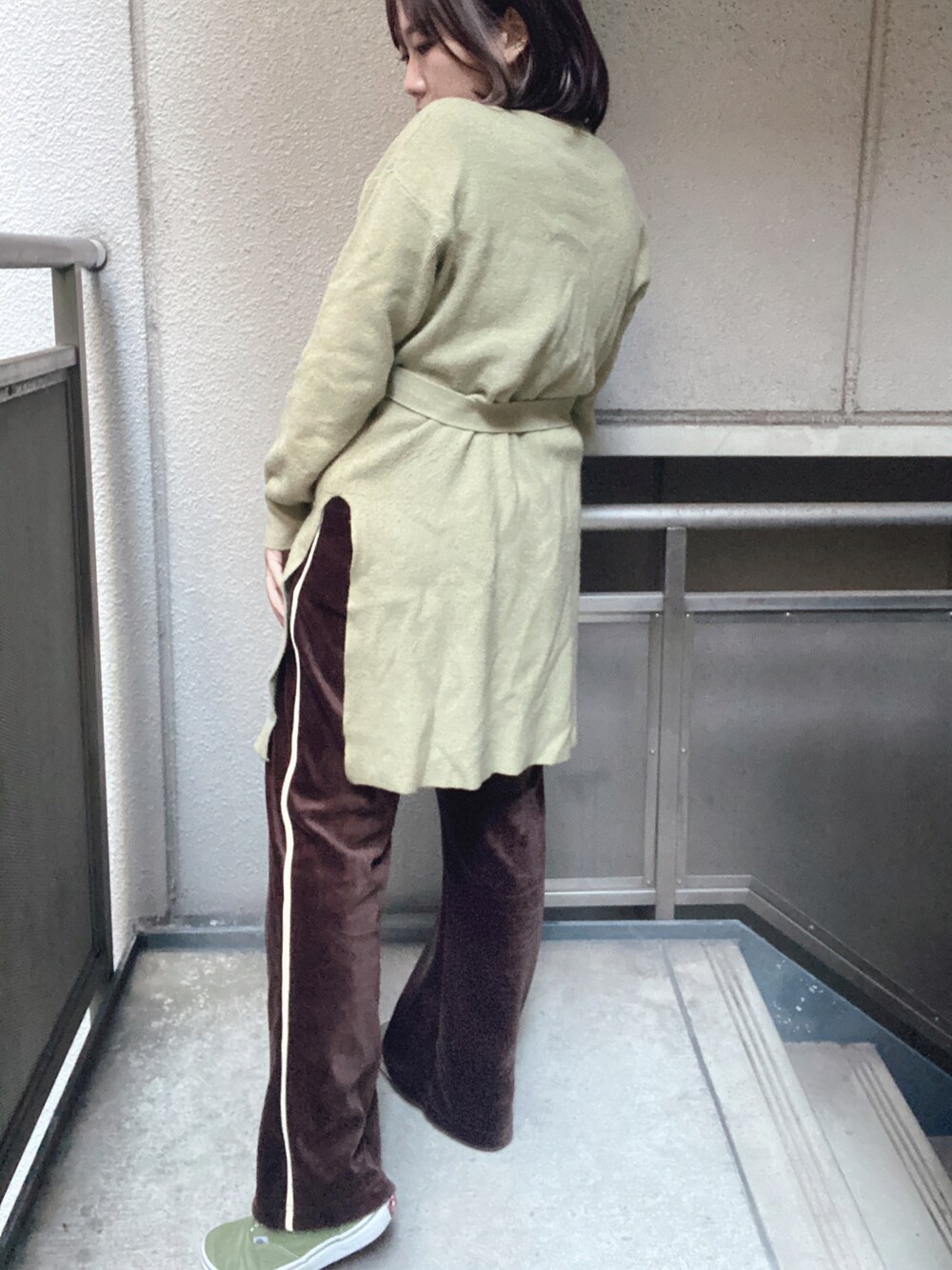 「着回しコーデ、ラクチンコーデ、ジャージ、ラインパンツ、カジュアルコーデ、VANS、GU、ベロア、ootd、低身長、低身長コーデ、ハイネック、ハイネックニット、ニット、グリーン」｜「GUのアイテム（ニット/セーター、グリーン系）」を使った、えかさん（レディース・153cm）の冬コーディネートの1枚目の写真