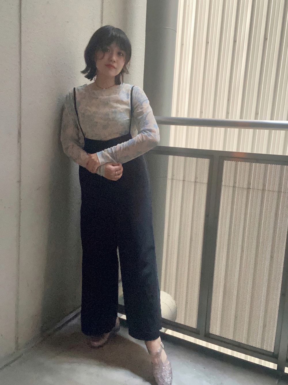 「低身長コーデ、シースルー、シースルートップス、サロペット、ウィッグ、秋トレンド2021、ootd、シンプルコーデ、シンプル、シンプルカジュアル、クリアサンダル、骨格ウェーブ、骨格ナチュラル、休日スタイル、休日コーデ」｜「Kastaneのシアー花柄キャミ付きインナー（Tシャツ/カットソー、ブルー系）」を使った、えかさん（レディース・153cm）の夏コーディネートの1枚目の写真