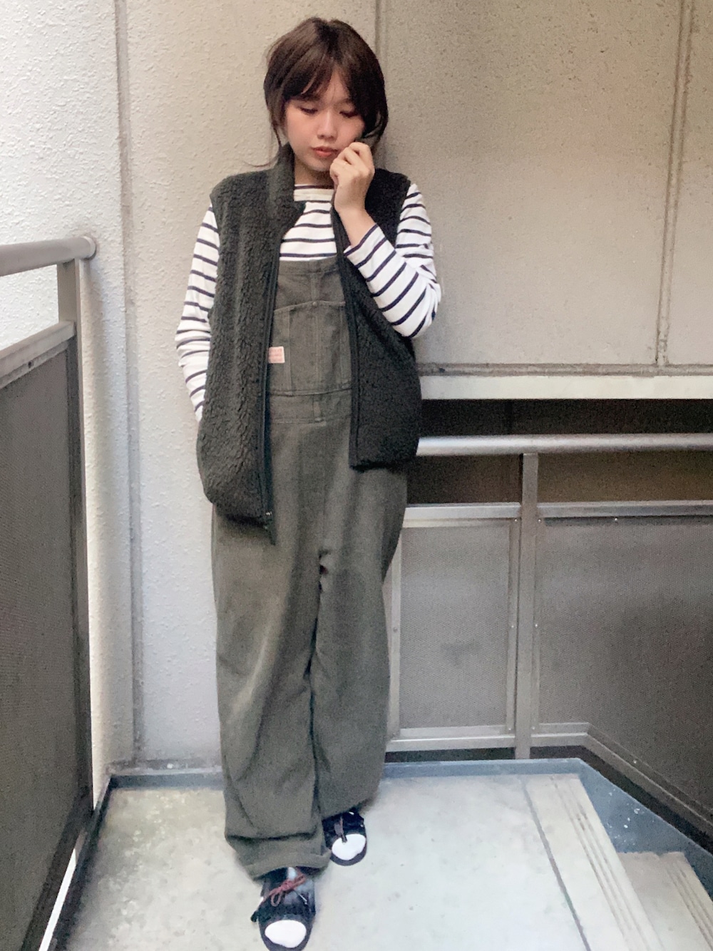 「ビッグシルエット、ボーダー、グリーン、オーバーオール、秋のコーデ、フリース、カーキ、ユニクロ、メンズライク、冬、ボーダートップス、ゆるコーデ、ラクチンコーデ、低身長コーデ、今日のコーデ」｜「LINEASTORIAの【フルウィッグ・ミディアム】天使のソフトウルフ（ウィッグ、その他）」を使った、えかさん（レディース・153cm）の秋コーディネートの1枚目の写真