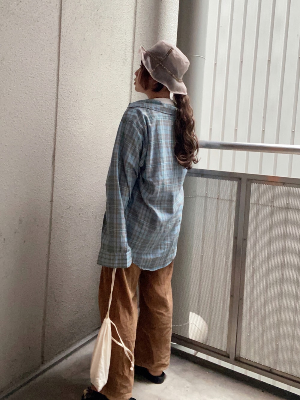 「チェック、コーデュロイ、チェックシャツ、秋のコーデ、ハット、大人カジュアル、コーデュロイパンツ、ラフ、リラックススタイル、シースルー、低身長、パンツコーデ、秋服準備はじめました、ラブアンドピース2021、秋トレンド2021」｜「AmeriのMEDI REVERSIBLE SHEER BUCKET HAT（ハット、ベージュ系）」を使った、えかさん（レディース・153cm）の秋コーディネートの1枚目の写真
