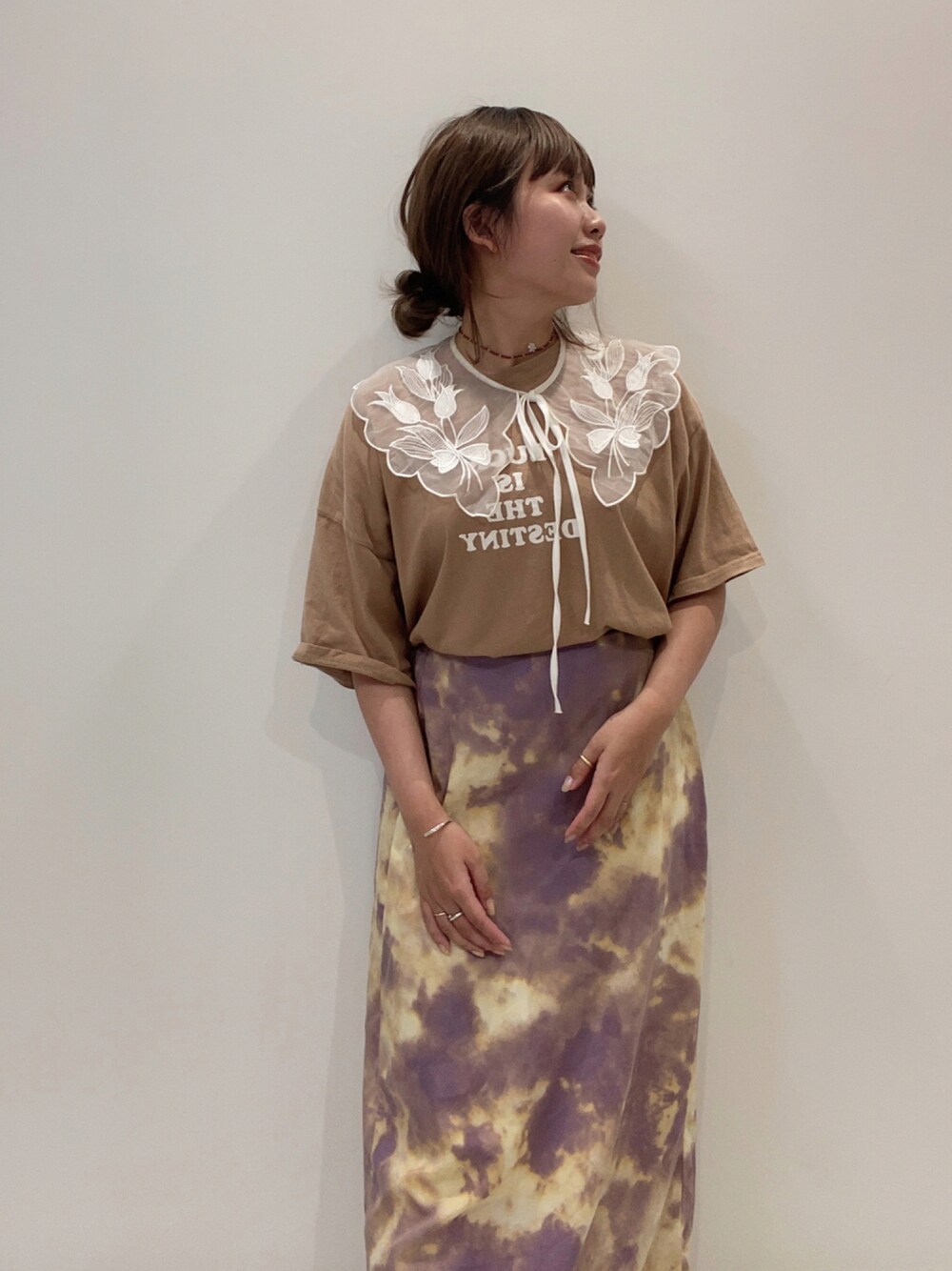 「プチプラコーデ、秋コーデ、ロングスカート、タイダイ柄、つけ襟、Tシャツ、秋服準備はじめました、ガーリー、ウィッグ、LOWRYS FARM、selectmoca、休日スタイル、休日コーデ、お出かけコーデ、プチプラ」｜「LINEASTORIAの【フルウィッグ・ミディアム】外はねプデルミディ（ウィッグ、その他）」を使った、えかさん（レディース・153cm）の夏コーディネートの1枚目の写真