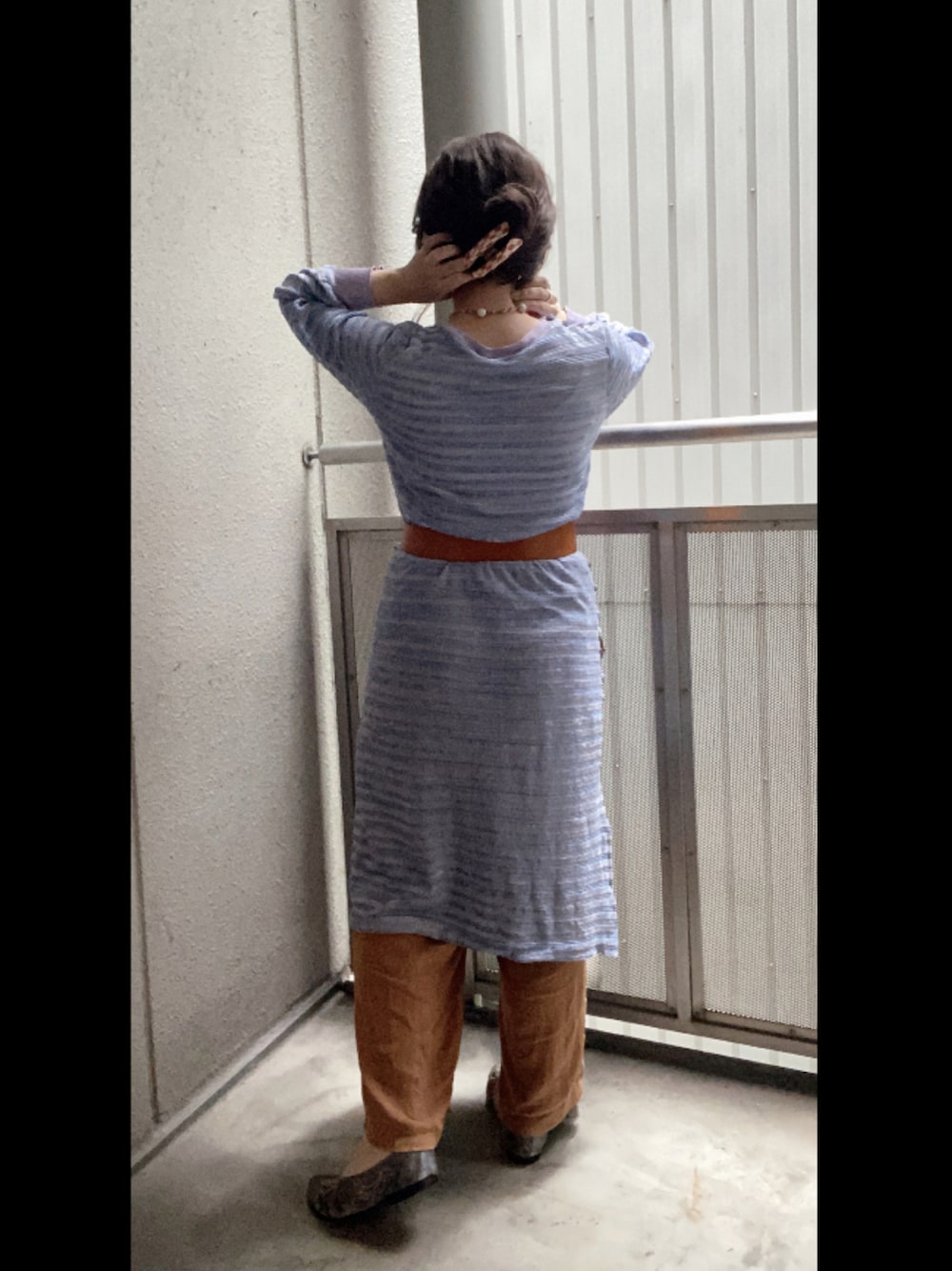 「古着、ワンピース、ボーダー、ブルー、秋のコーデ、レイヤードスタイル、ブラウン、ベルト、古着MIX、ootd、低身長コーデ、チェッカーフラッグ、ヘアクリップ、いいね、save、フォローお願いします🤑、だから秋服が好き」｜「LINEASTORIAの【フルウィッグ・ロング】天使のフローウェイブ（ウィッグ、その他）」を使った、えかさん（レディース・153cm）の秋コーディネートの1枚目の写真