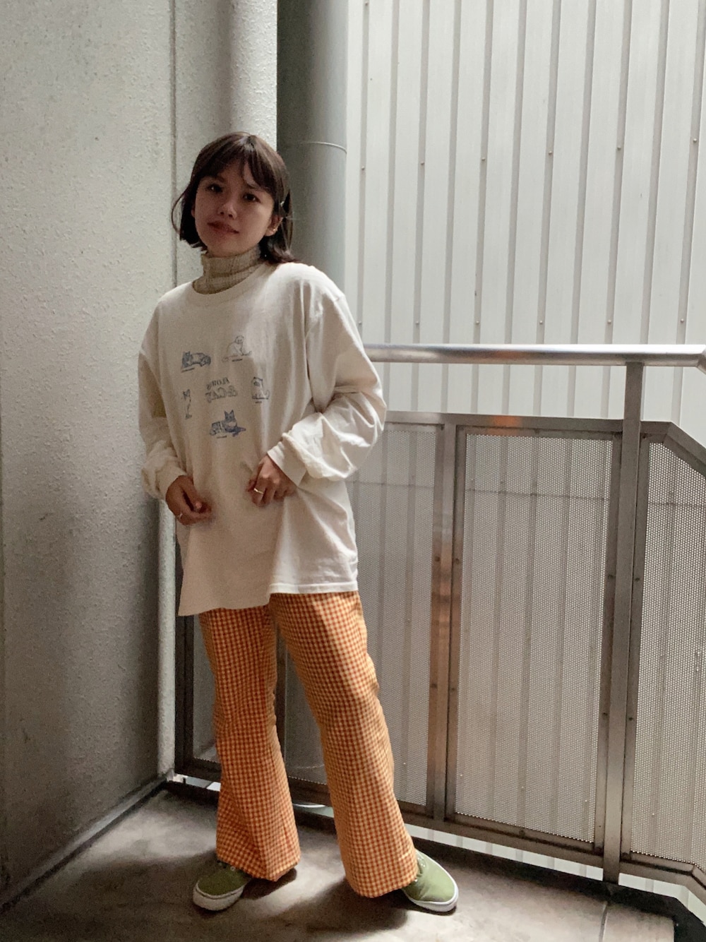 「チェック、スニーカー、カジュアル、ハイネック、オレンジ、オーバーサイズ、チェックパンツ、ウィッグ、ネコ、ゆるコーデ、秋冬コーデ、おしゃれさんと繋がりたい、いいね、save、フォローお願いします🤑、wearhalloween2021、秋トレンド2021」｜「MAISON SPECIALのフレアイージーパンツ【MAISON SPECIAL/メゾンスペシャル】（その他パンツ、オレンジ系）」を使った、えかさん（レディース・153cm）の秋コーディネートの1枚目の写真