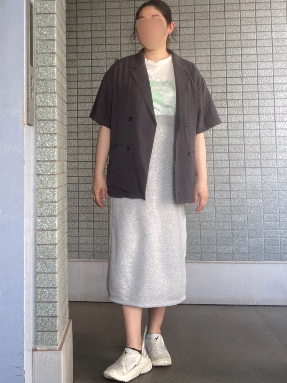 「大人カジュアル、シンプルスタイル、春、お洒落さんとつながりたい、高身長コーデ、大人コーデ、高身長女子、スニーカーコーデ、シンプル、マタニティ、マタニティコーデ」｜「Mardi MercrediのTSHIRT FLOWERMARDI（Tシャツ/カットソー、ホワイト系）」を使った、m☺︎さん（骨格ストレート・レディース・168cm）の春コーディネートの1枚目の写真