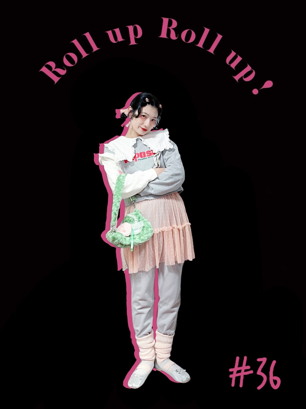 グレー系のスウェット、グリーン系のトートバッグを着用したレディースの冬コーディネートの1枚目の写真