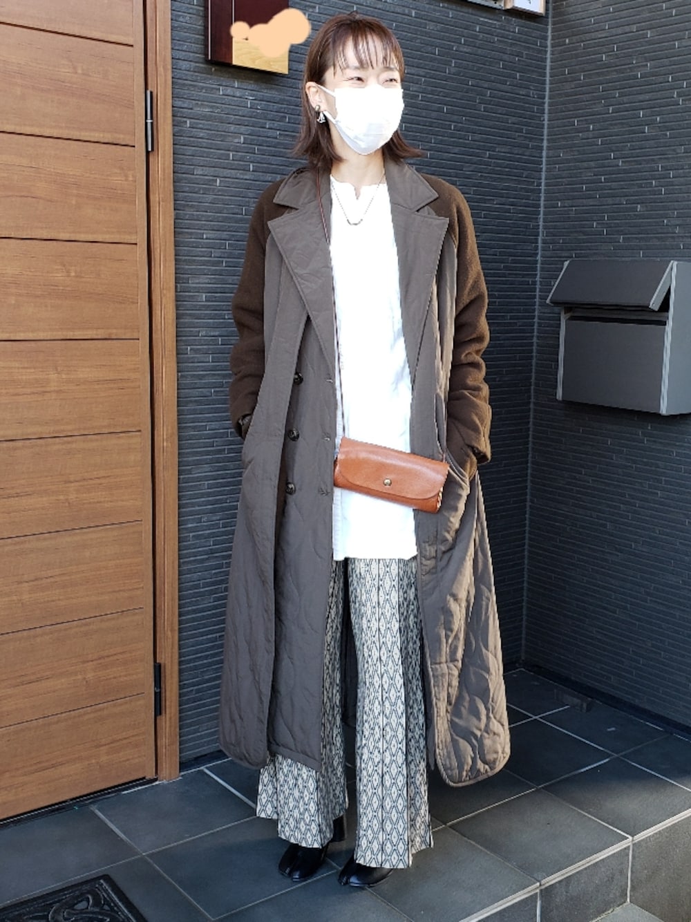 「ロングコート、ブーツ、柄パンツ、冬コーデ、キルティングジャケット」｜「CLEDRANのCL3333 ENROU POUCH WALLET レザー お財布ポーチ　カードケース取り外し（財布、ブラウン系）」を使った、さおりんこさん（レディース・165cm）の冬コーディネートの1枚目の写真