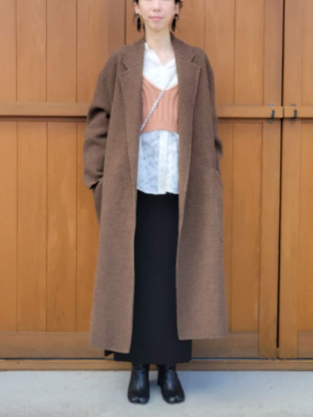「シアートップス、ブラウス、タイトスカート、ブラック、ブーツ、ビスチェ、シンプルコーデ」｜「select MOCA by misatoの2022 SS バンドカラージャガードレースブラウス（シャツ/ブラウス、ホワイト系）」を使った、さおりんこさん（レディース・165cm）の春コーディネートの1枚目の写真
