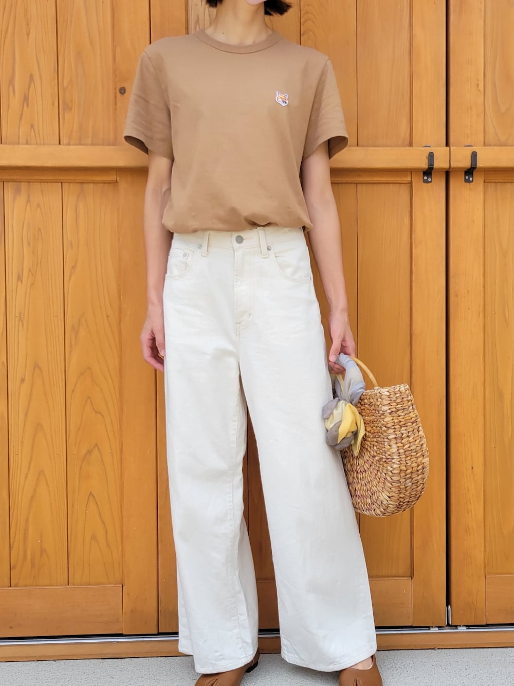 「大人カジュアル、デニムコーデ、ラクチンコーデ、メゾンキツネ、キツネTシャツ、淡色コーデ」｜「Maison KitsuneのTEE-SHIRT FOX HEAD PATCH（Tシャツ/カットソー、ベージュ系）」を使った、さおりんこさん（レディース・165cm）の夏コーディネートの1枚目の写真