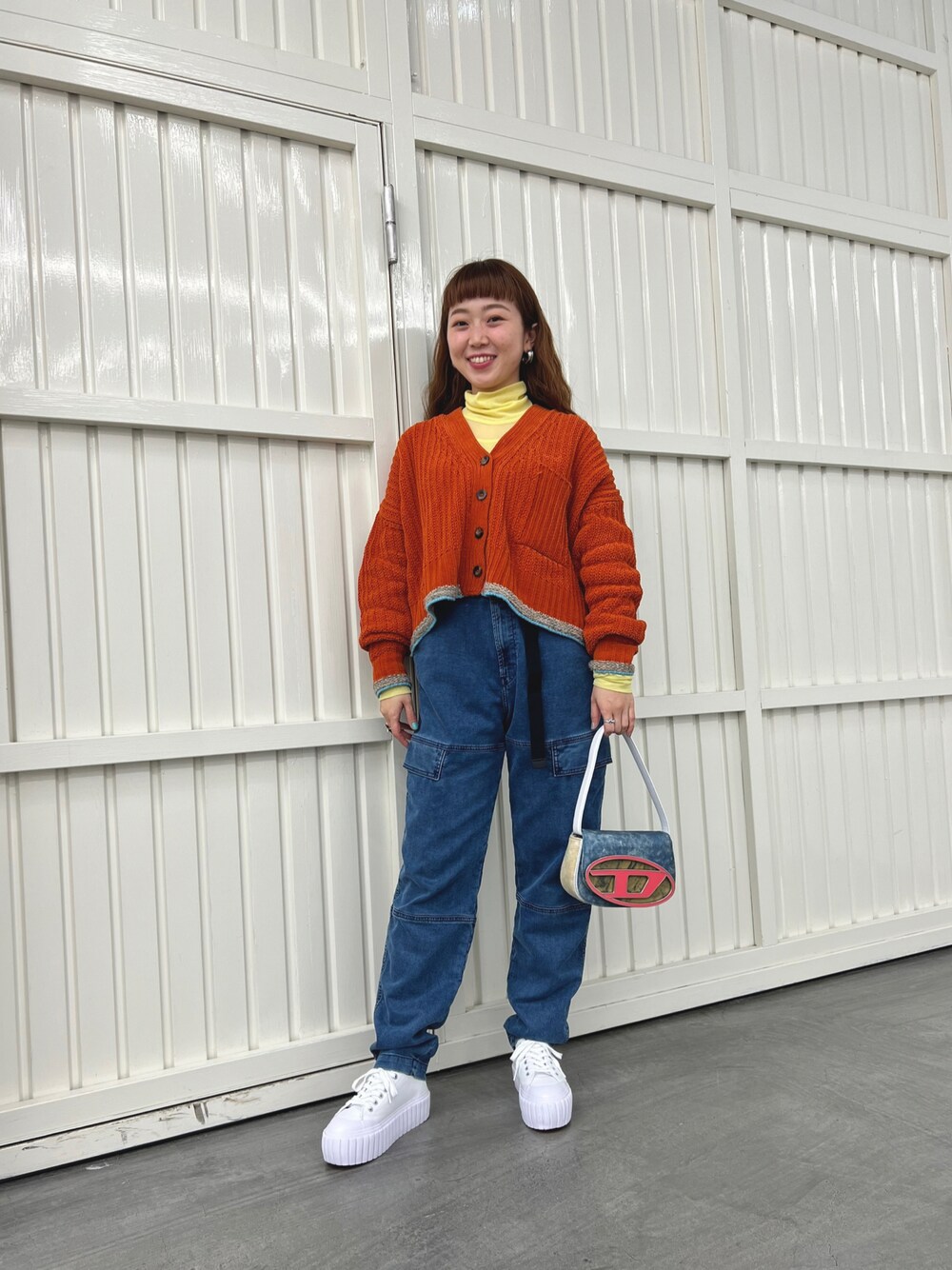 「しぶやすたっふ、dieselshibuya、オトナカジュアル、Diesel、春コーデ、カジュアル、スニーカー、タートルネック、カーゴパンツ、カーディガン、パンツスタイル、デニム、ニット、リラックススタイル、BAG」｜「DIESELのDIESEL SS22 メンズ カーゴパンツ デニム ジョグジーンズ サステナブル（デニムパンツ、ブルー系）」を使った、maimaiさん（レディース・157cm）の冬コーディネートの1枚目の写真