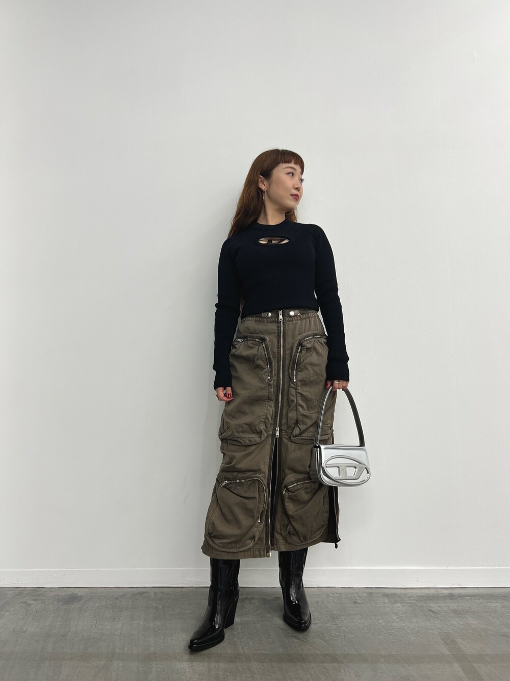 「春、ブラックコーデ、ロゴT、カーゴスカート、しぶやすたっふ、dieselshibuya、ウエスタンブーツ、シルバーバッグ、タイトスカート、大人コーデ、きれいめカジュアル、春コーデ、春ニット、新作、ミニバッグ」｜「DIESELのアイテム（ニット/セーター、ブラック系）」を使った、maimaiさん（レディース・157cm）の春コーディネートの1枚目の写真