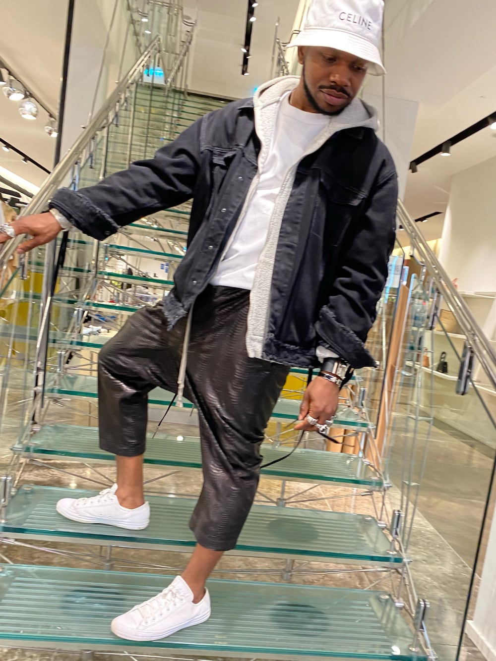 「summer、fashion、STYLE、men、street、streetstyle、streetfashion、streetwear」｜「CONVERSEのアイテム（スニーカー、ホワイト系）」を使った、Brian Ingramさん（メンズ・173cm）の夏コーディネートの1枚目の写真