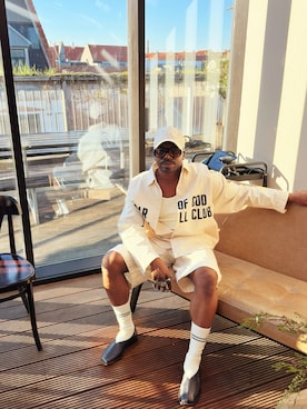 「Fear of God Los Angeles（フィアーオブゴッドロサンゼルス）のアイテム（シャツ/ブラウス、ベージュ系）」を使った、Brian Ingramさん（メンズ・173cm）の夏コーディネート