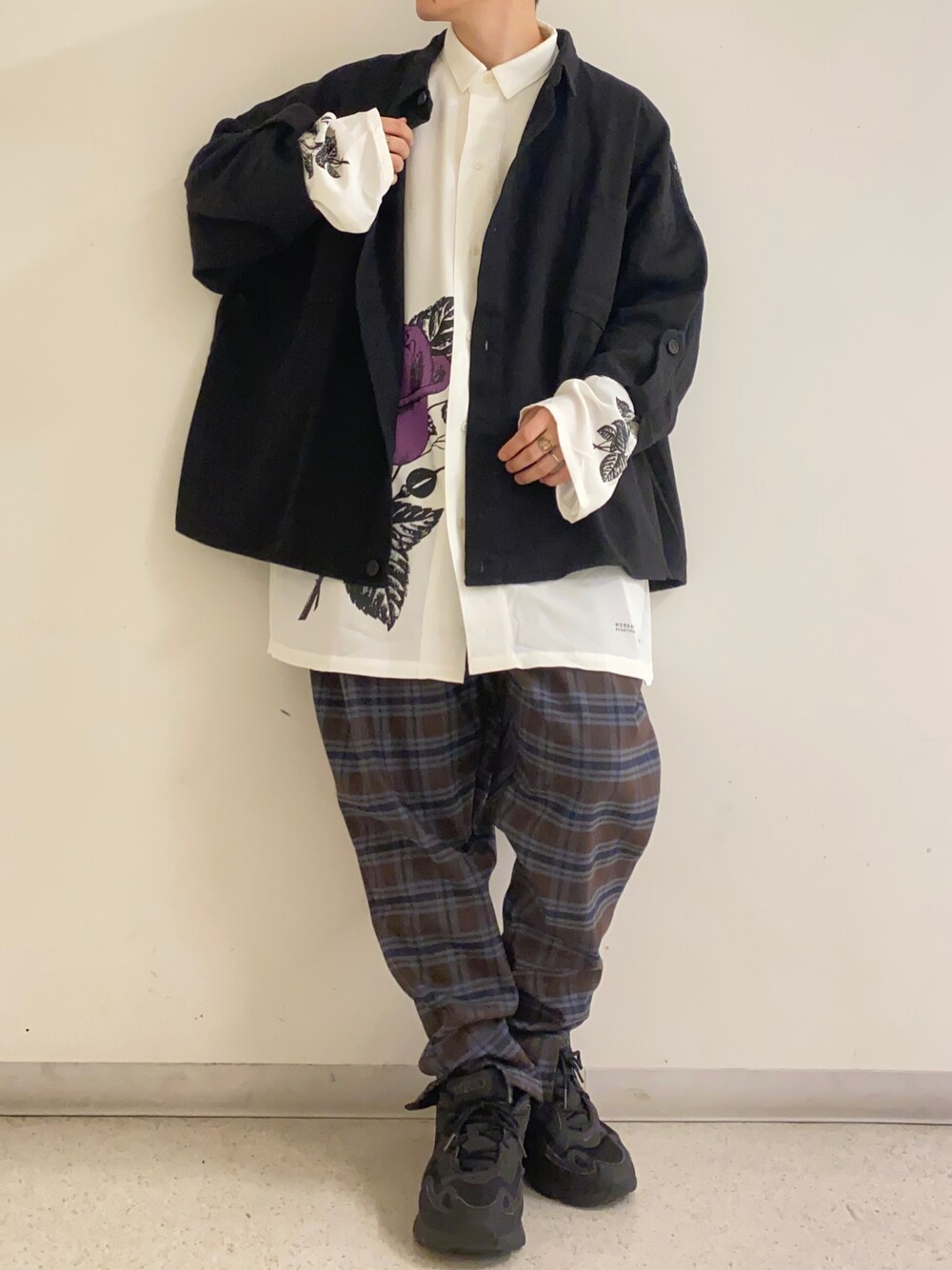 「オーバーサイズ、秋冬コーデ、大人コーデ、スニーカーコーデ、ストリートMIX、スラックス、デニムジャケット、チェック、ビッグシルエット、レイヤードスタイル、秋のコーデ、きれいめカジュアル、シャツスタイル、rovtski、AFYF」｜「AFYFのアイテム（シャツ/ブラウス、ブラック系）」を使った、rovtski_shimizuさん（メンズ・160cm）の秋コーディネートの1枚目の写真