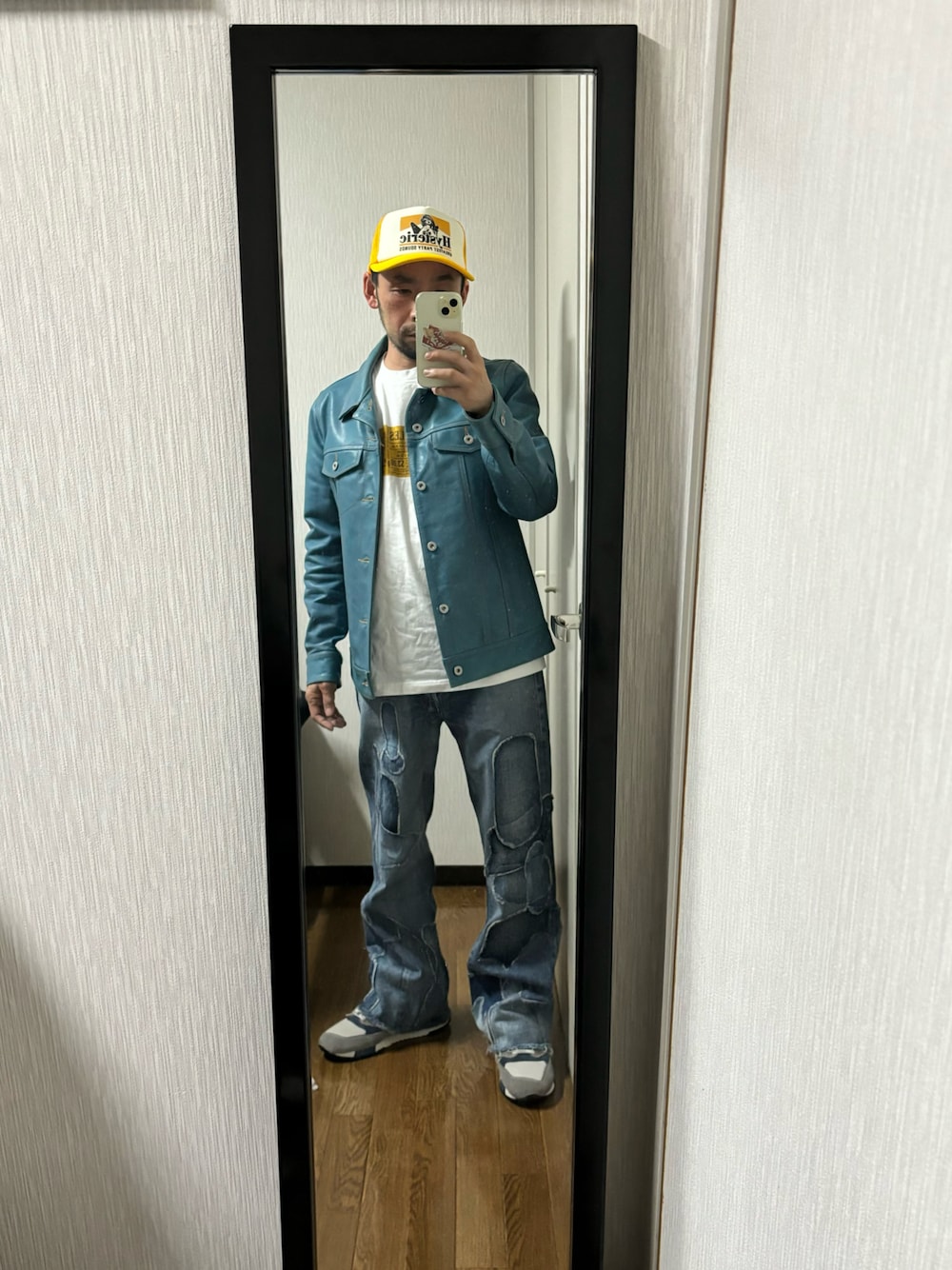 New balance ターコイズブルーセーターとグレージュスカート NEW BALANCEのアイテムを使った「ターコイズブルー」の人気