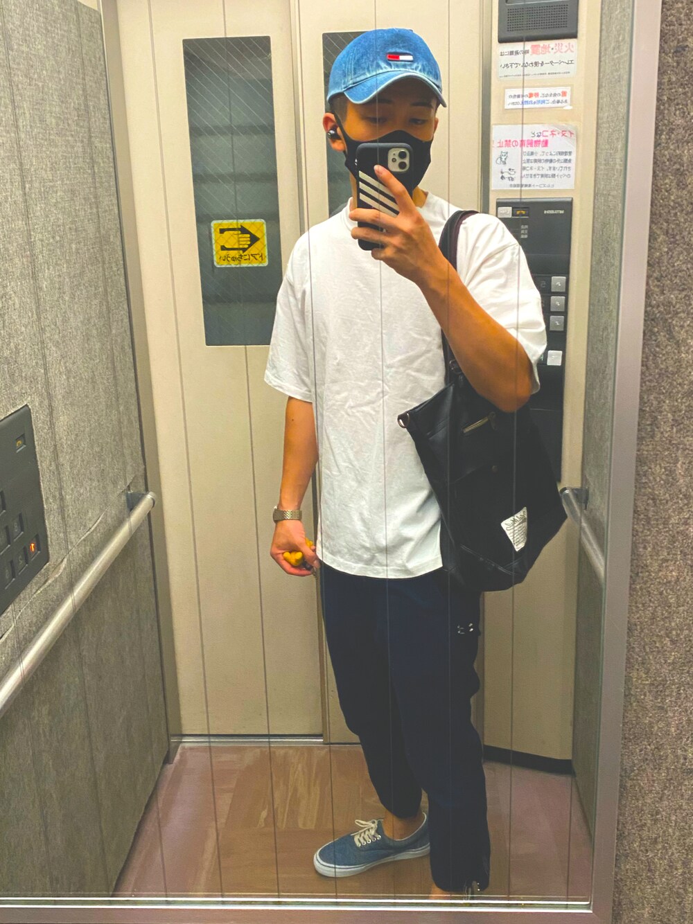 「夏コーデ、VANS、GROBAL WORK、WYM LIDNM、EMPORIO ARMANI、TOMMY JEANS、adidas、reebok、スニーカー、デニム、Tシャツ、デニムキャップ、マスク、時計」｜「VANSのVANS ヴァンズ ERA V95N.CHAMBRAY　NAVY（スニーカー、ブルー系）」を使った、リチョパさん（メンズ・174cm）の秋コーディネートの1枚目の写真