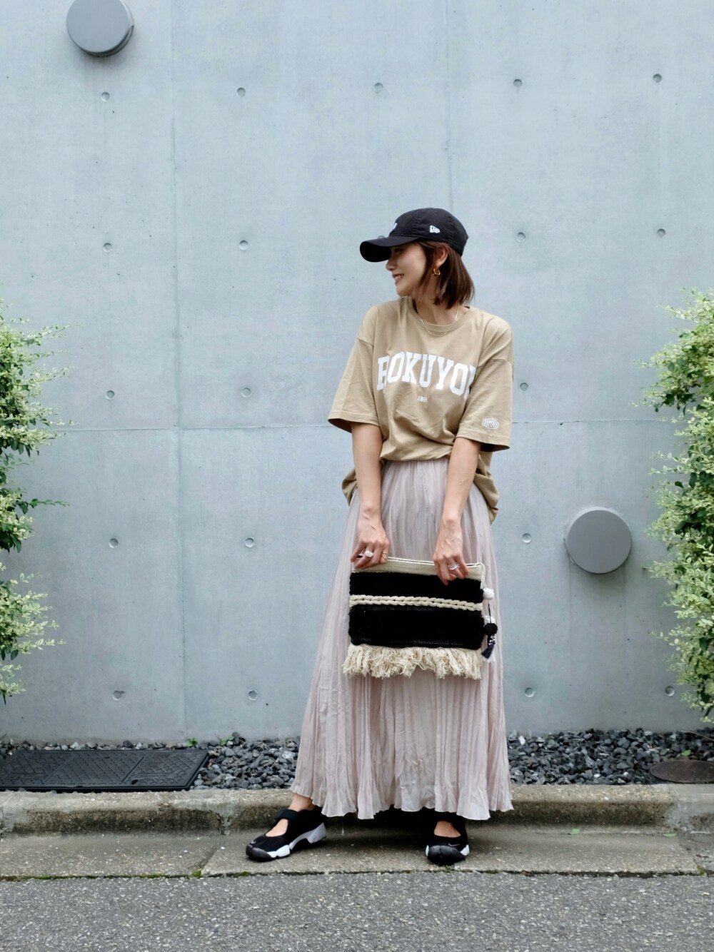 「NEW ERAのアイテム（キャップ、ブラック系）」を使った、moz777さん（レディース・169cm）の夏コーディネートの1枚目の写真
