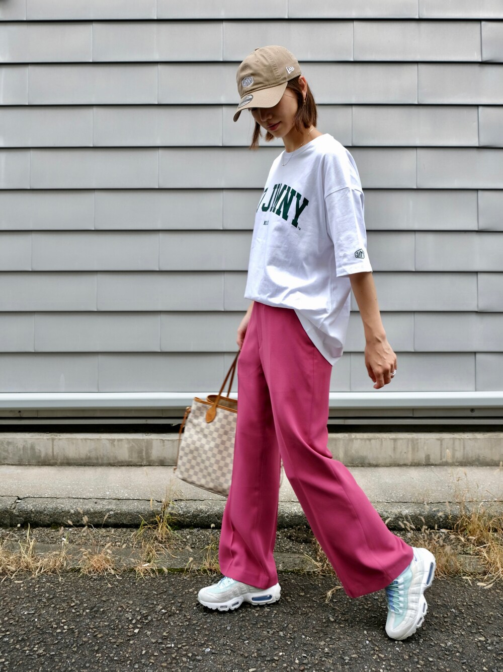 「スニーカーコーデ」｜「JIMNYのアイテム（Tシャツ/カットソー、ホワイト系）」を使った、moz777さん（レディース・169cm）の夏コーディネートの1枚目の写真