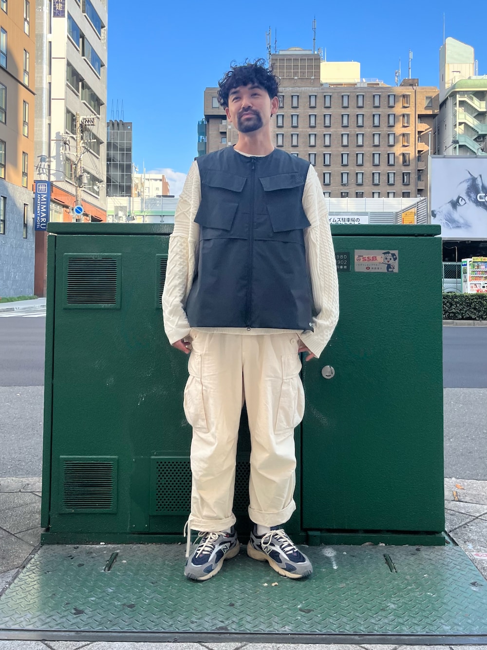 ホワイト系のニット/セーター、ホワイト系のニット/セーター、ホワイト系のニット/セーターを着用したメンズの秋コーディネートの1枚目の写真