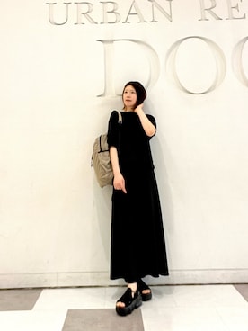 「URBAN RESEARCH DOORS（アーバンリサーチドアーズ）のモダールコットン裏毛ドルマンプルオーバー（Tシャツ/カットソー、ブラック系）」を使った、hanaさん（レディース・163cm）の春コーディネート