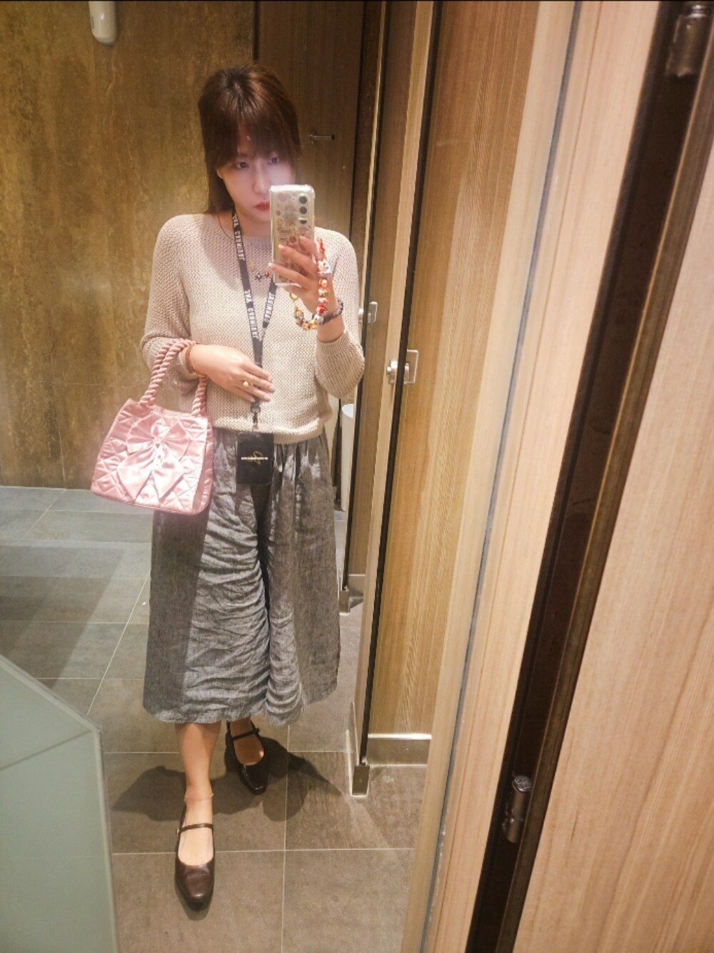 「UNIQLO、ootd、Saint Laurent」｜「UNIQLOのアイテム（ニット/セーター、ベージュ系）」を使った、T i n a.さん（レディース・165cm）の春コーディネートの1枚目の写真